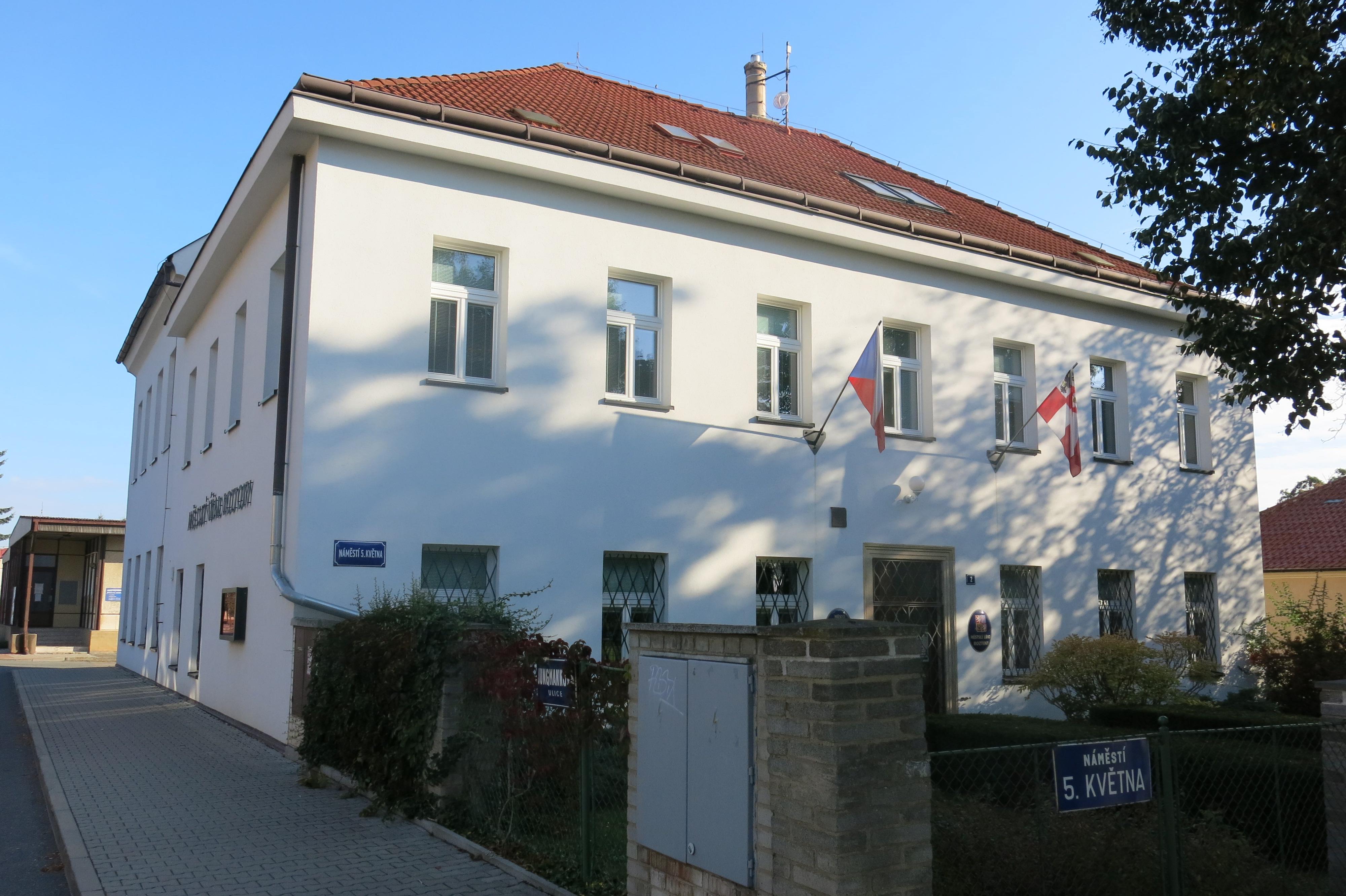 Roztoky - městský úřad foto 3