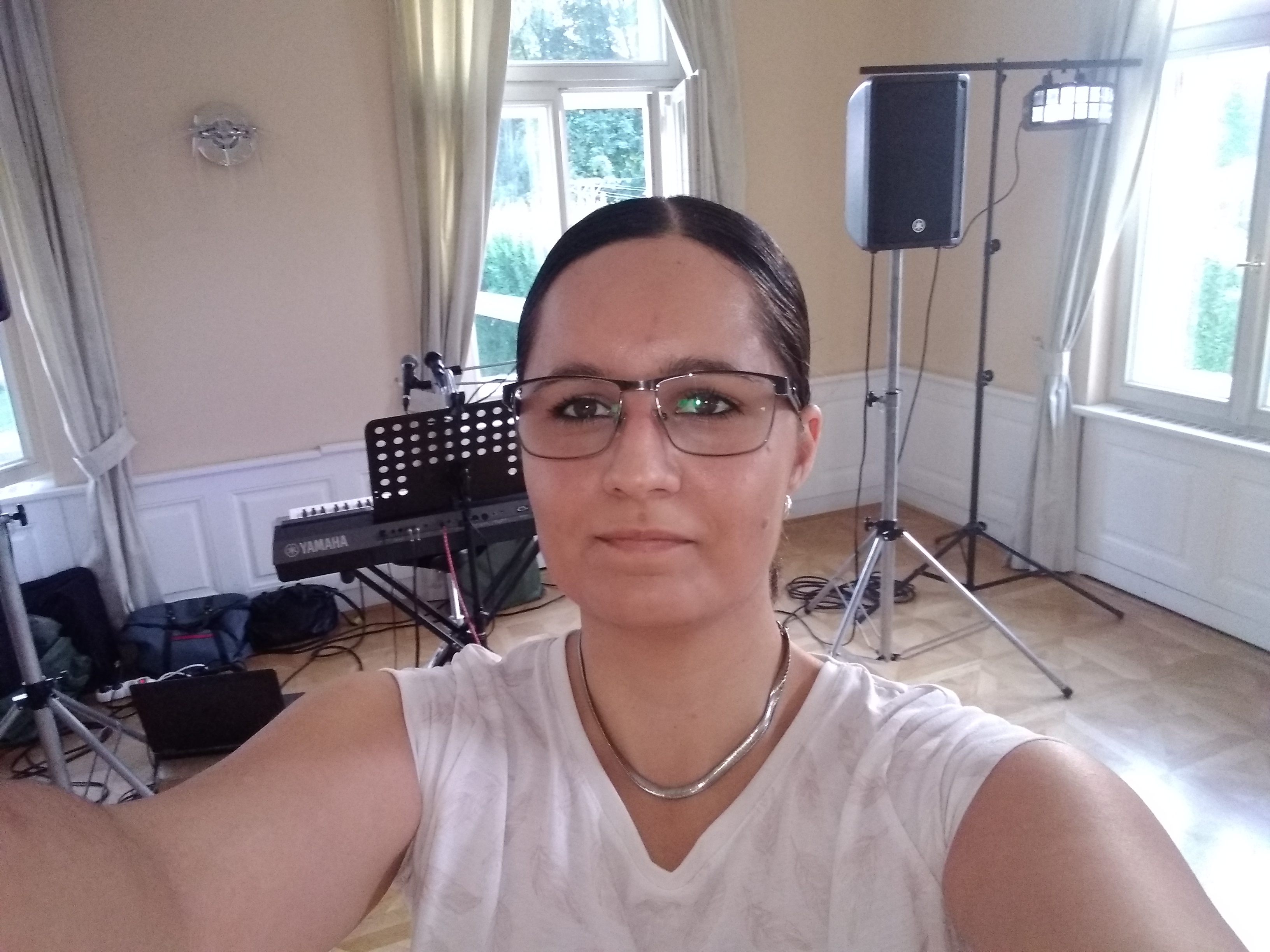 Živá hudba (klávesy, zpěv - Nikola Hamplová) foto 3