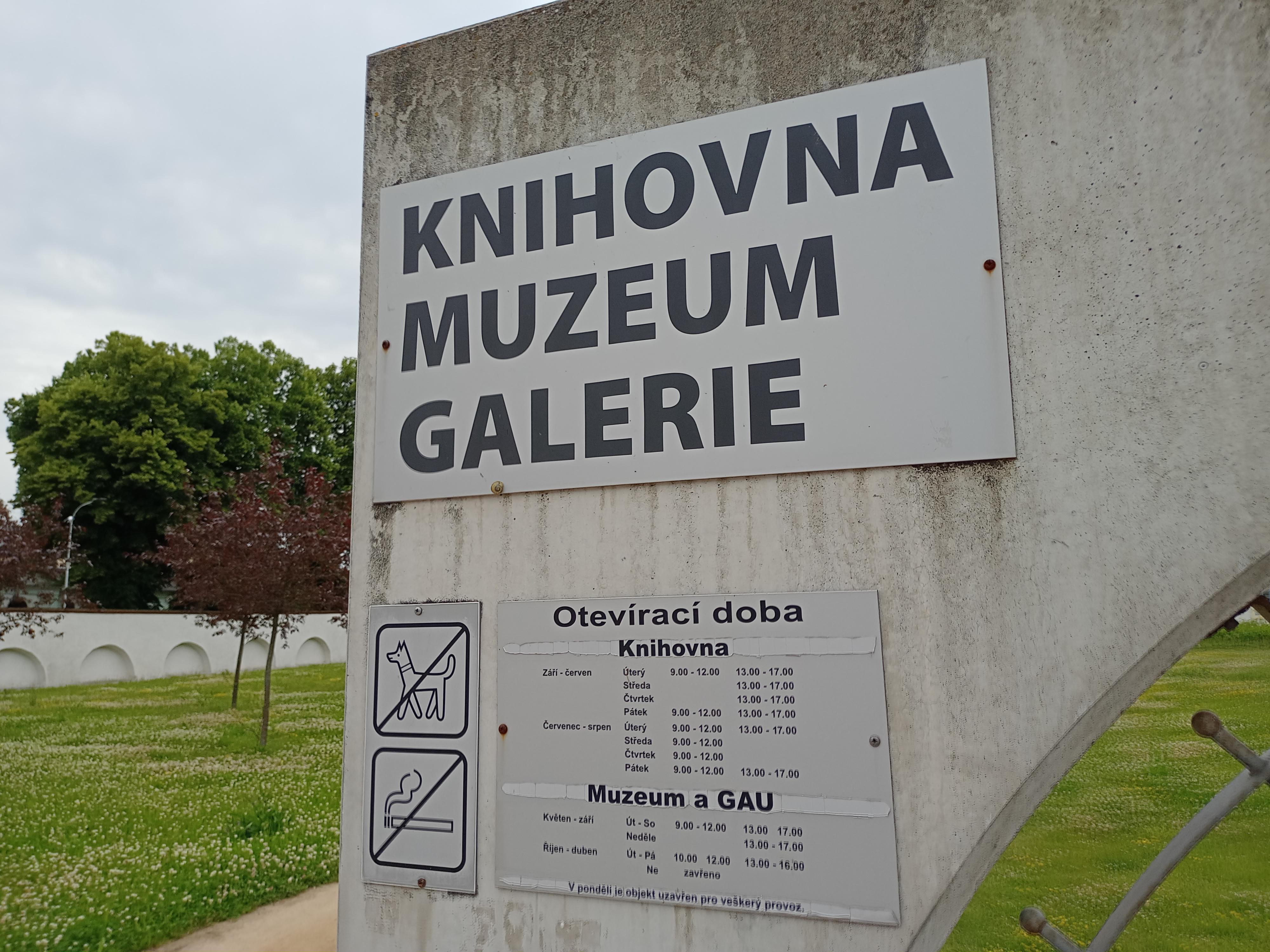 Městská knihovna Hostinné foto 2