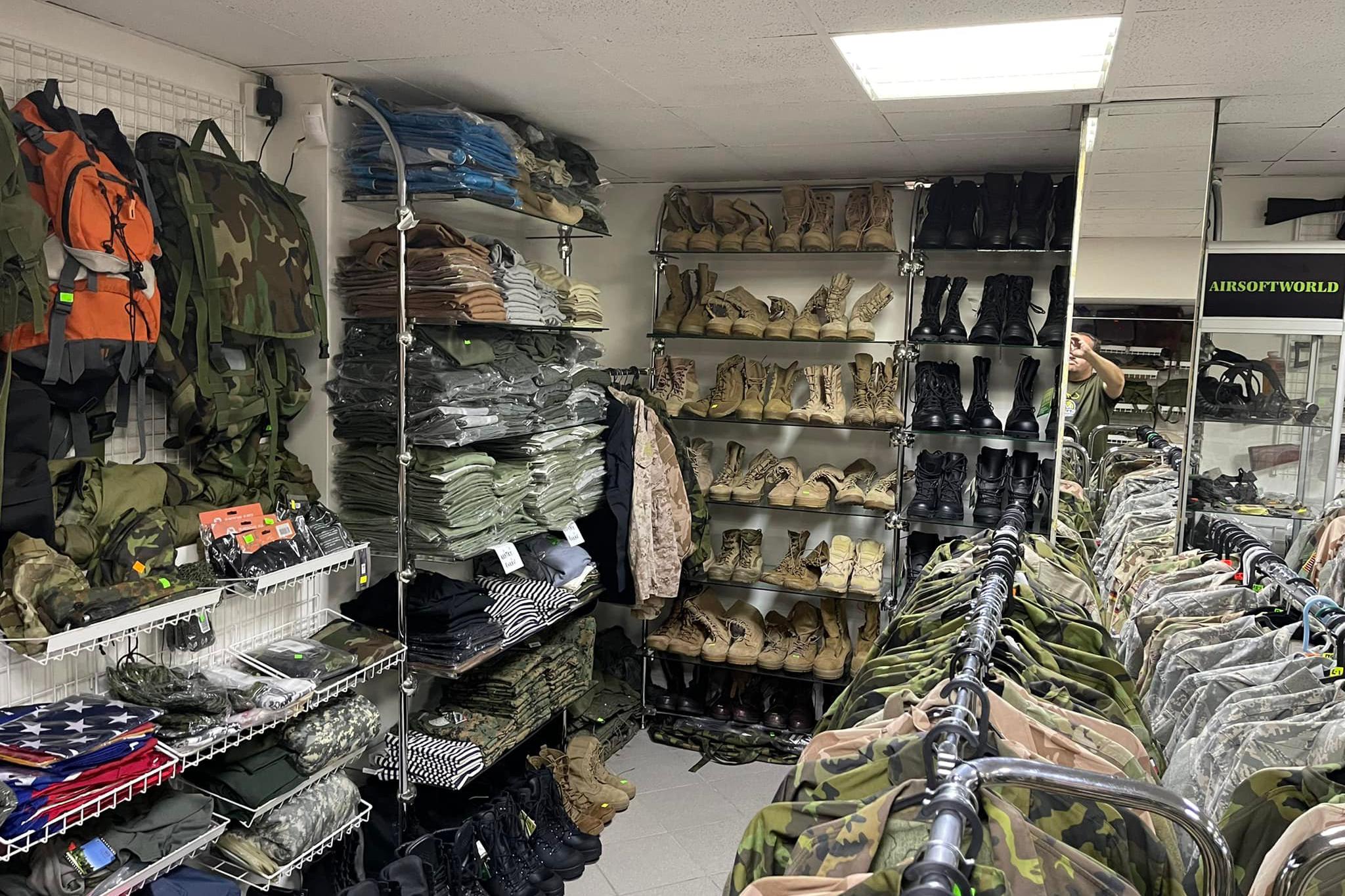 Výkup a prodej army , vojenského zboží a zbraní