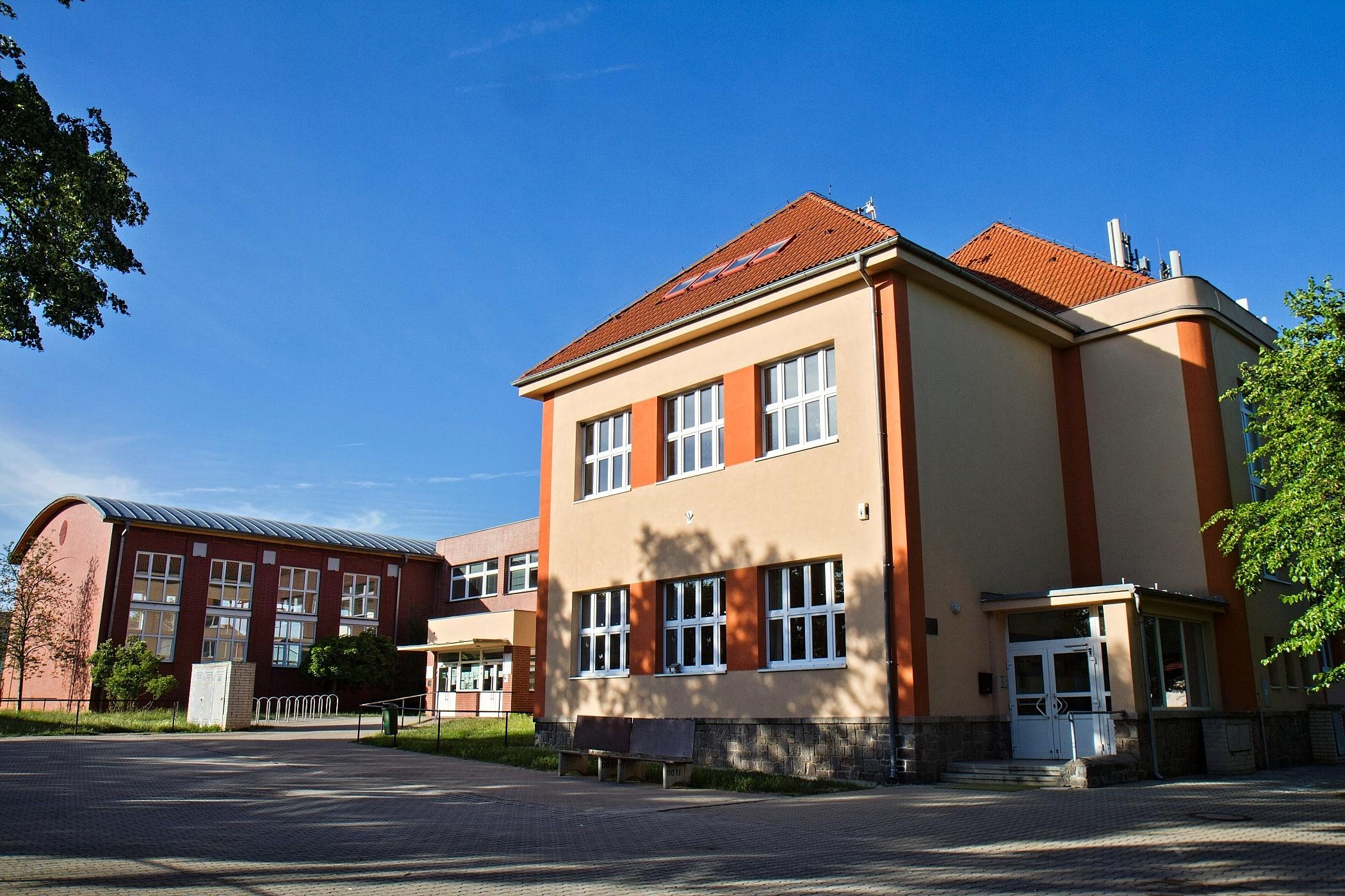 Základní škola, Starodubečská 413 foto 2