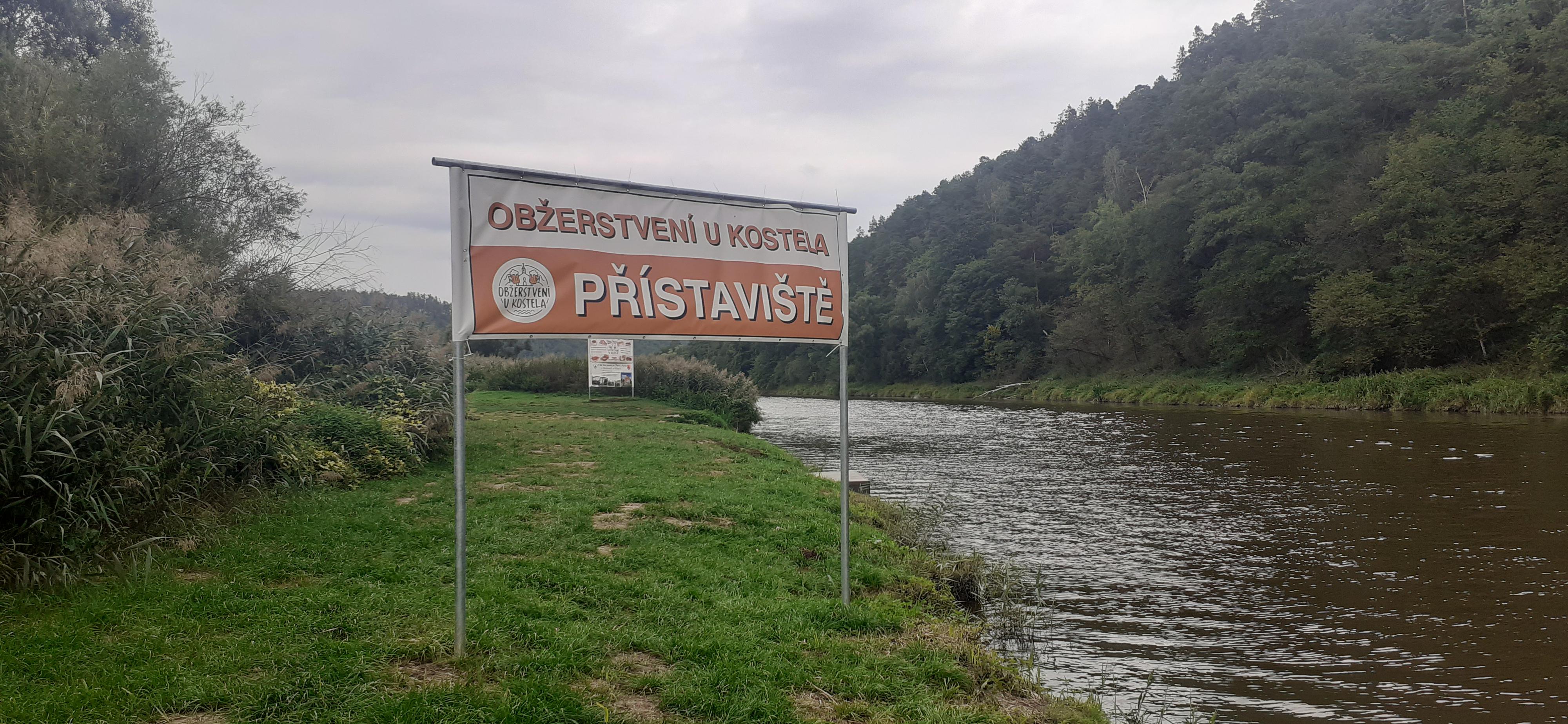 Obžerstvení u kostela foto 6