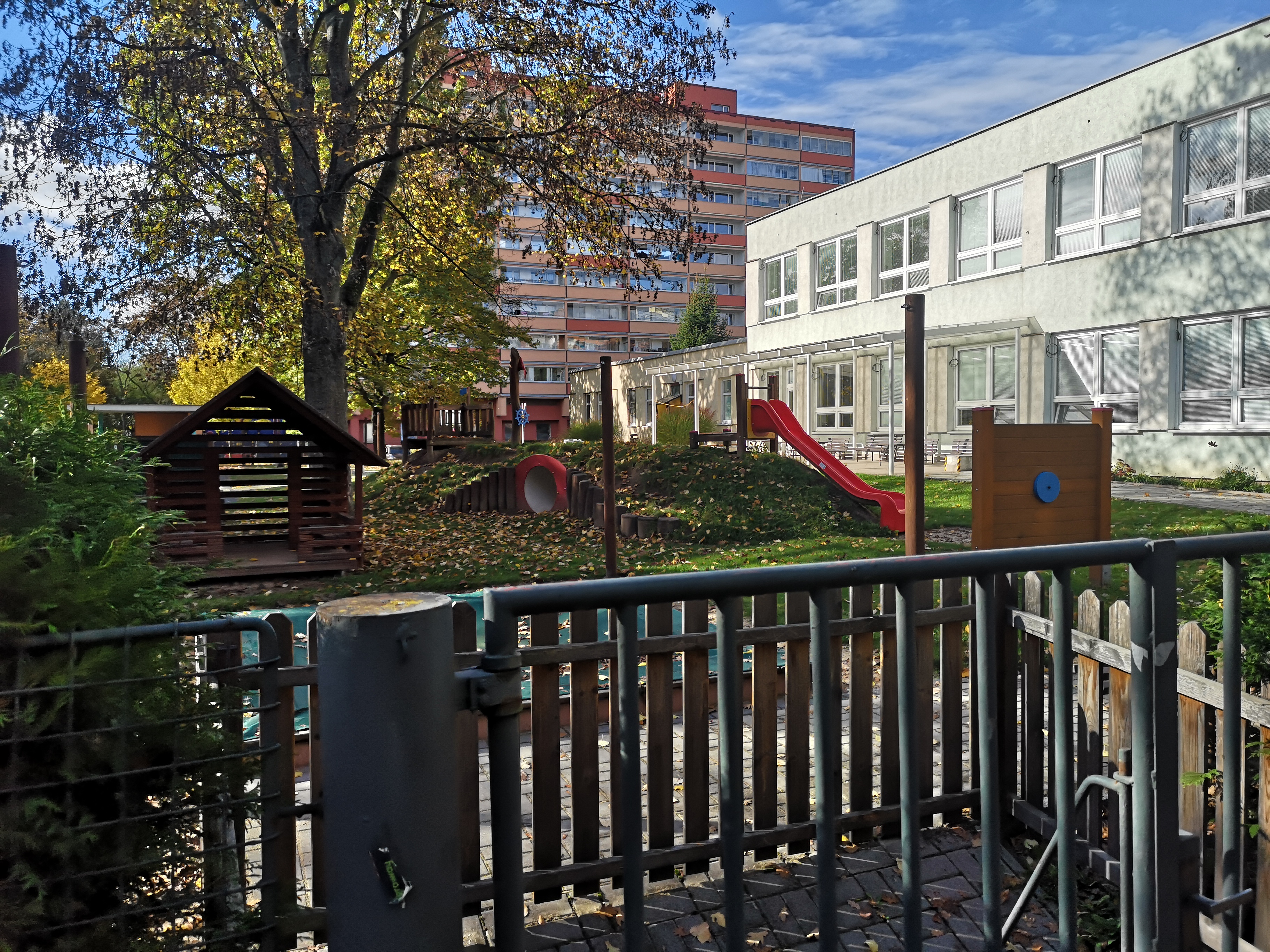 ZŠ a MŠ Na Slovance, Praha 8 foto 2