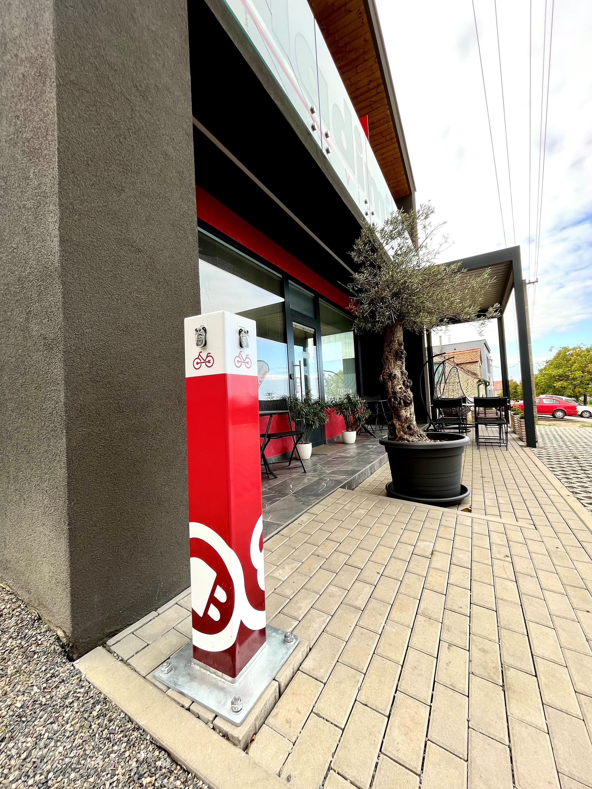 Vinařství Vladimír Tetur - nabíjecí stanice foto 2