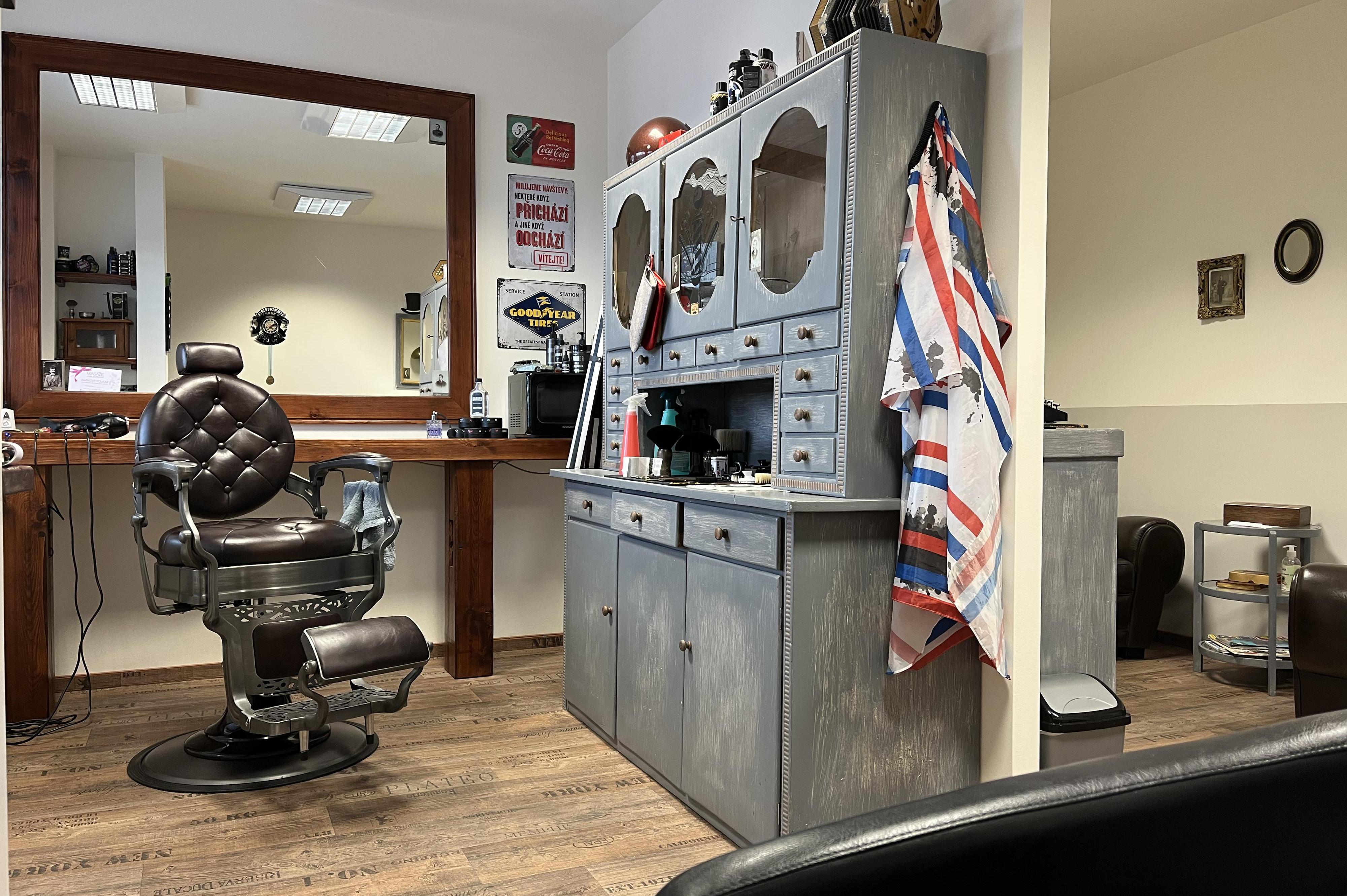 Barber woman Veronika