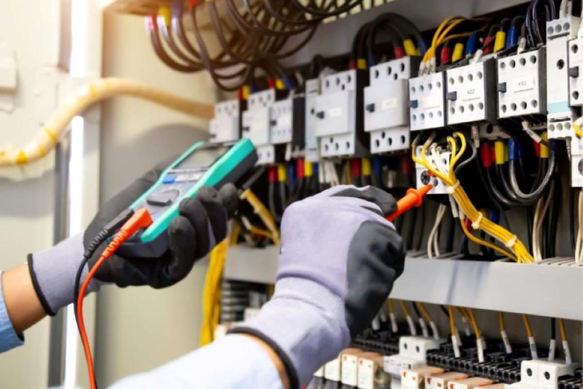 Miloš Adamec - elektroinstalace a solární systémy