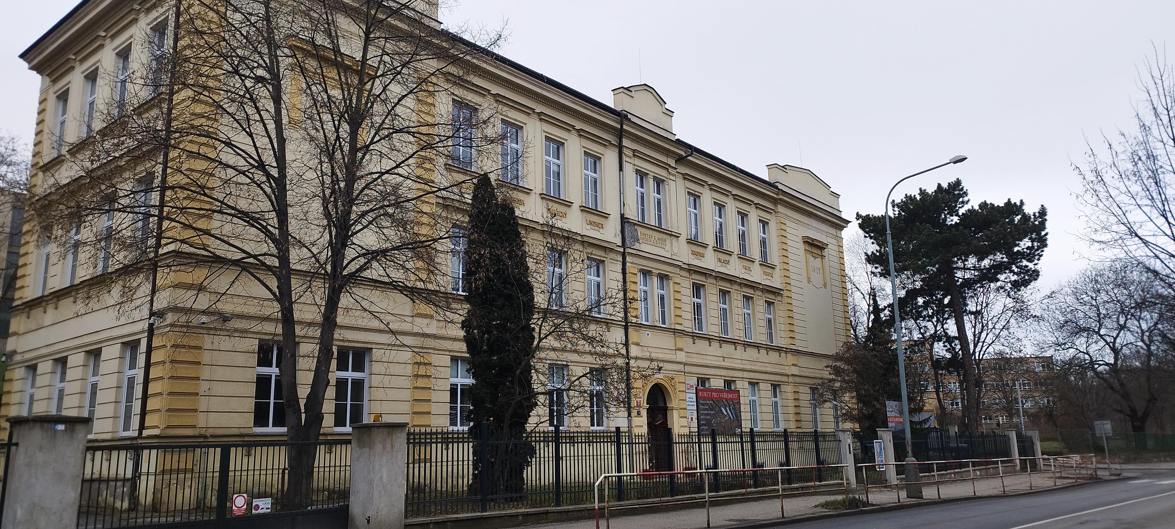 Střední škola a vyšší odborná škola umělecká a řemeslná foto 2