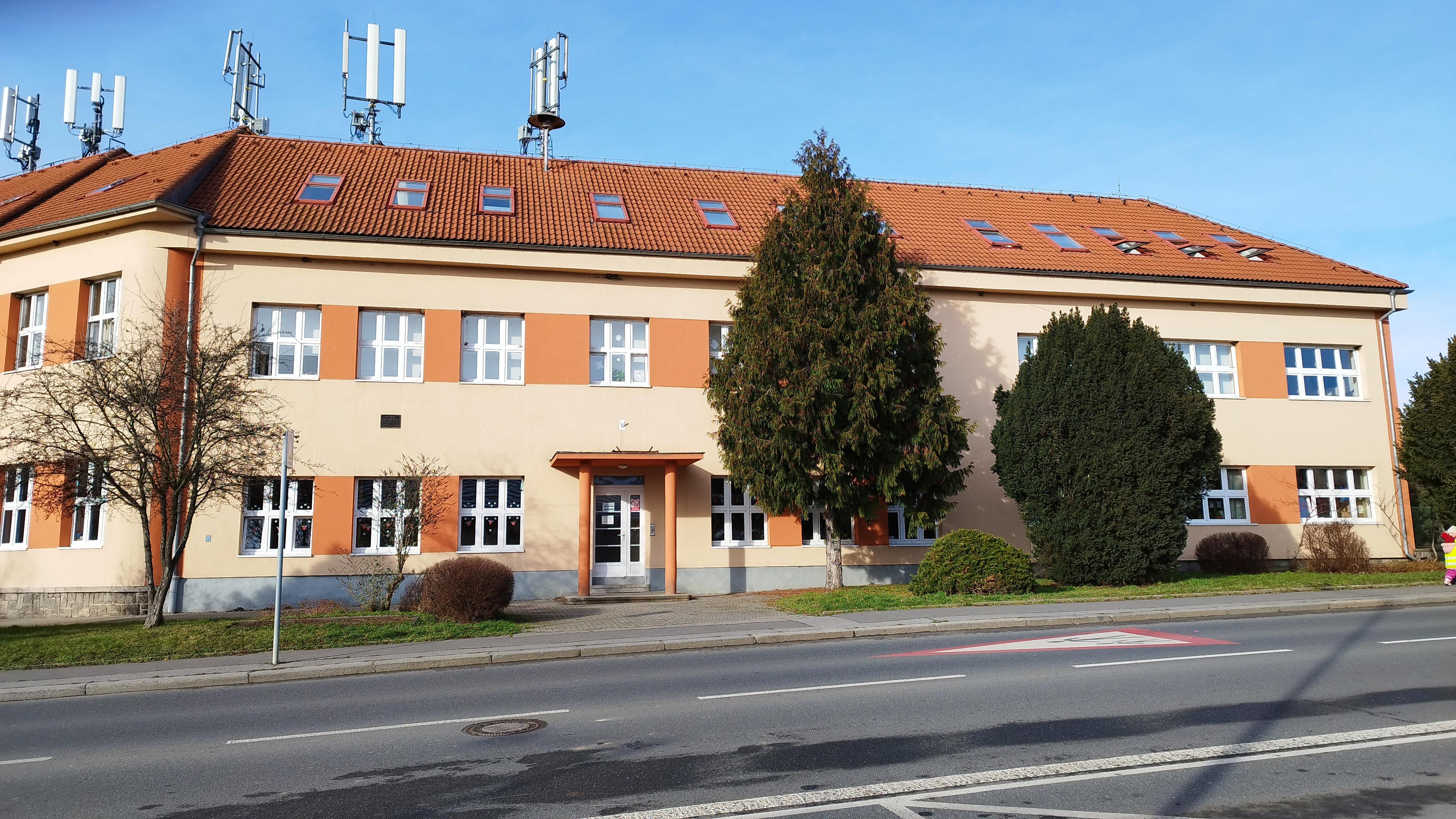 Základní škola, Starodubečská 413 foto 4