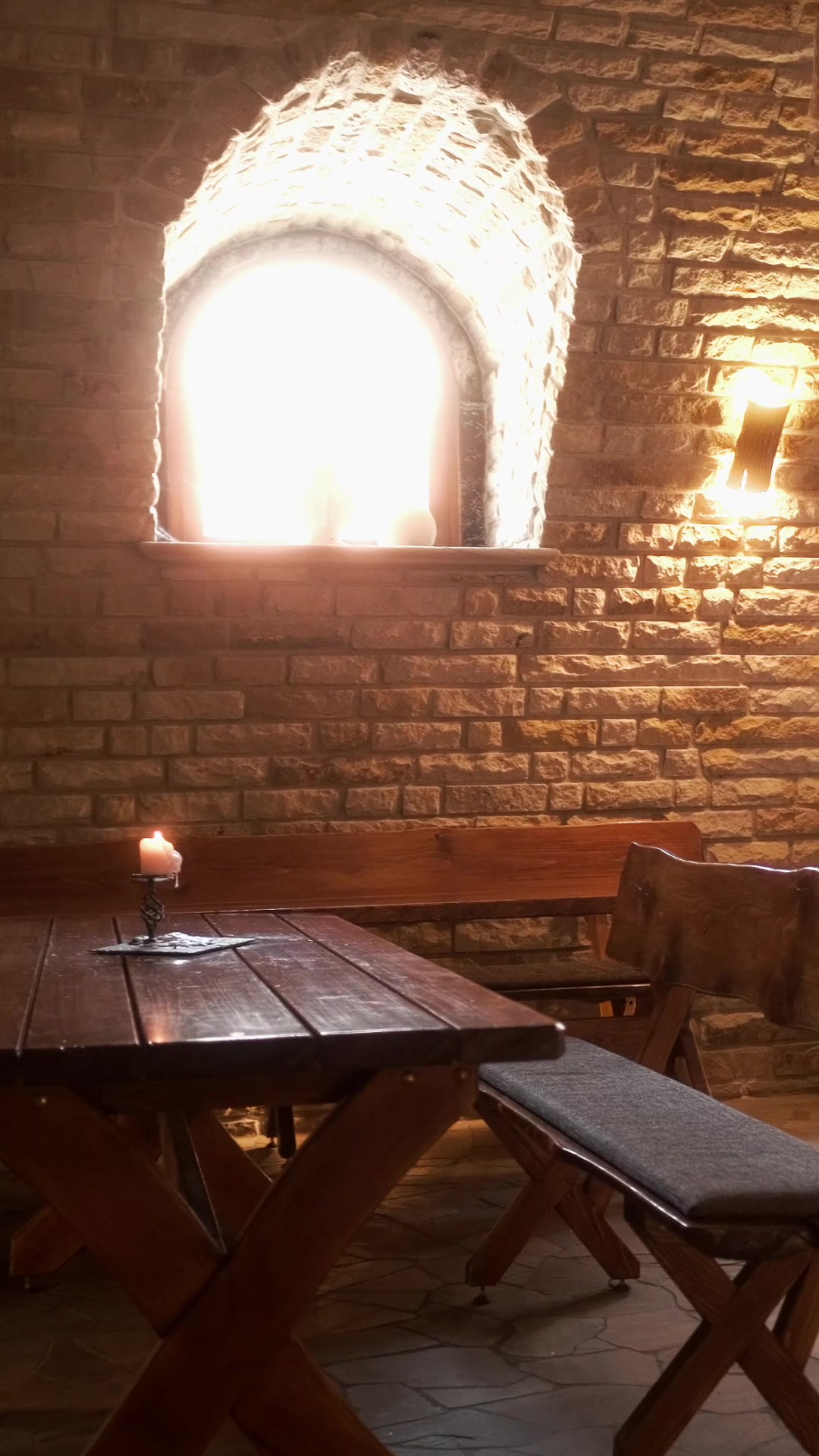 Kamenný sklep - vinařství Knoll foto 2 (náhled videa)