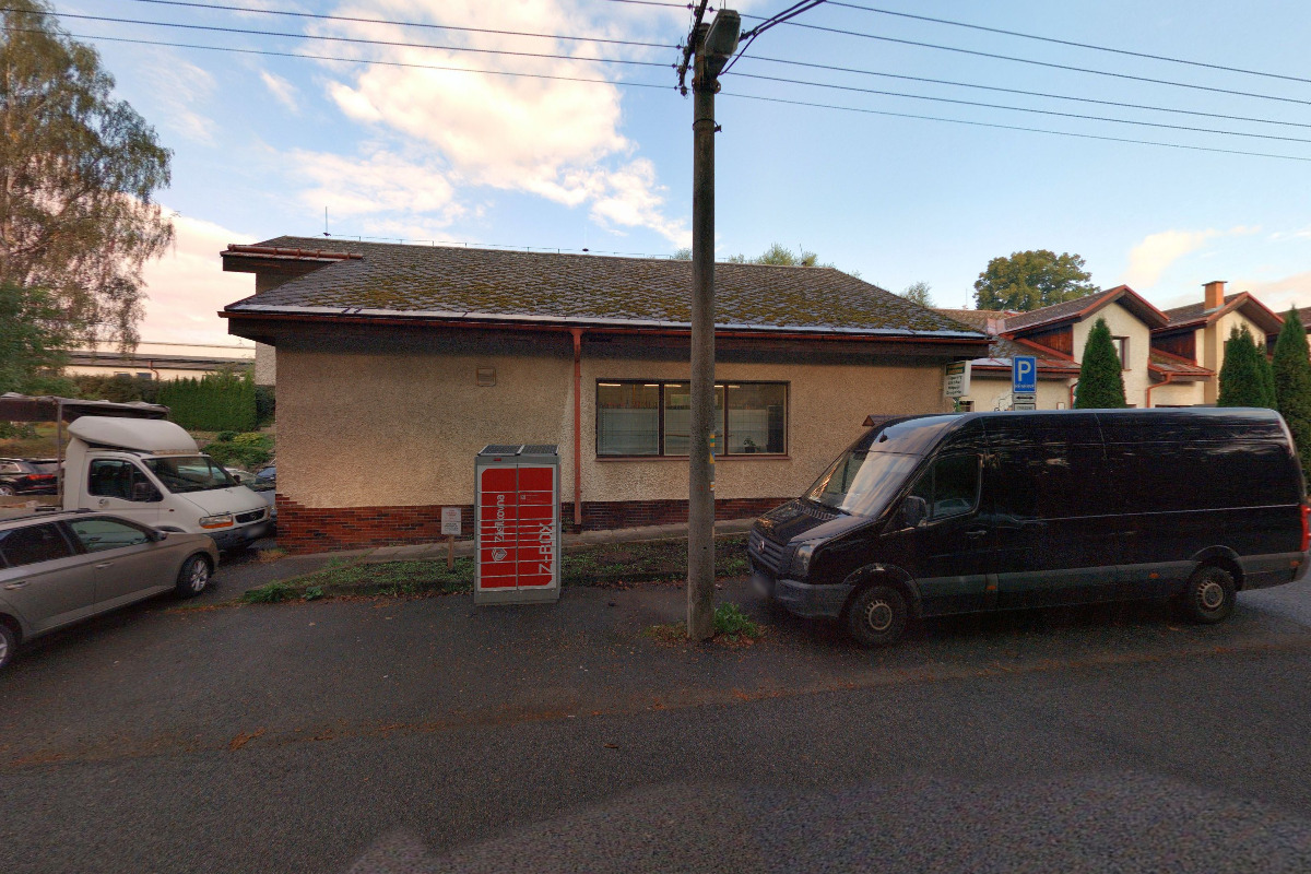 Smíšené zboží u parkoviště foto 2