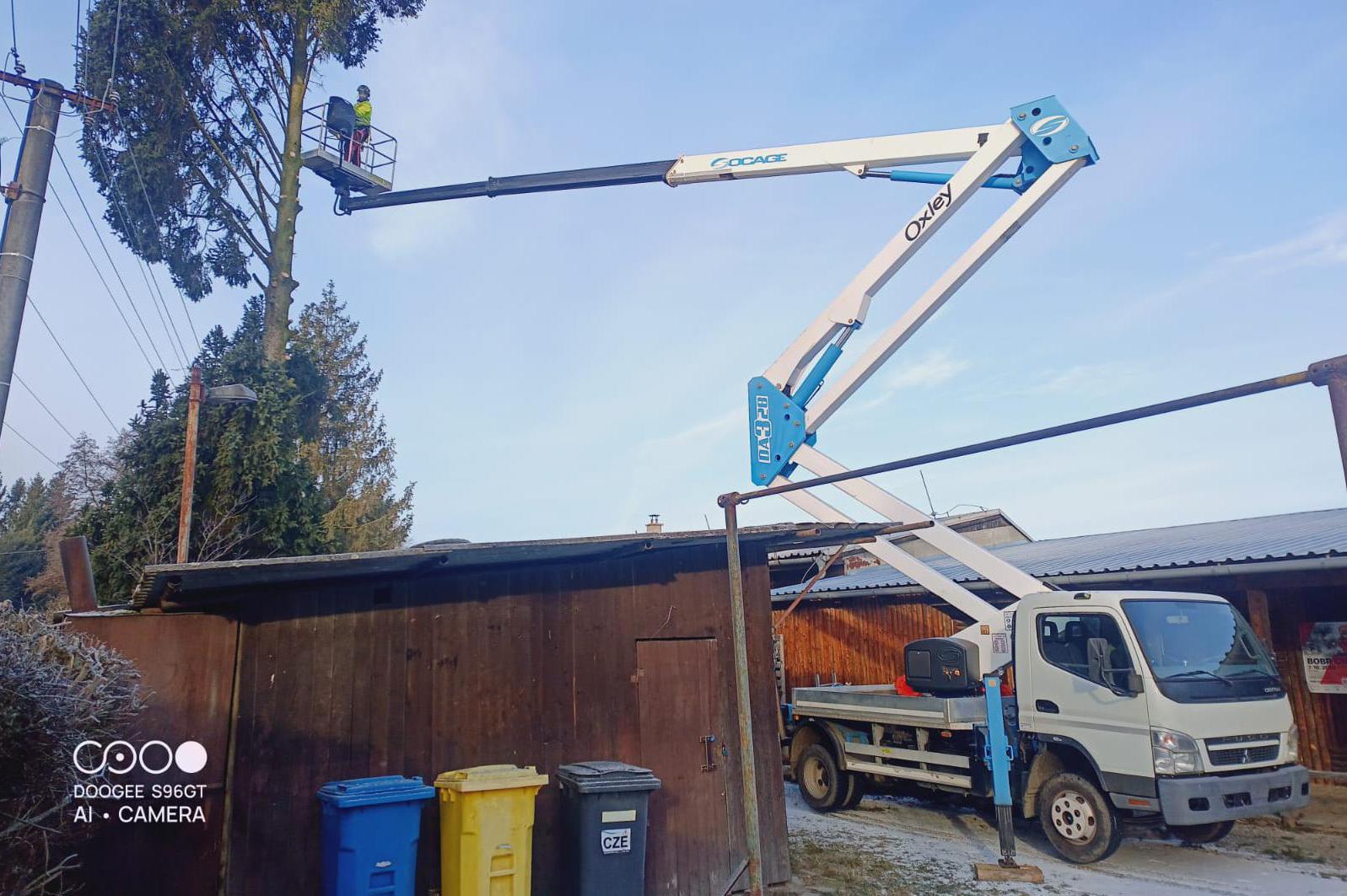 Rizikové kácení nebo ořez stromů z plošiny