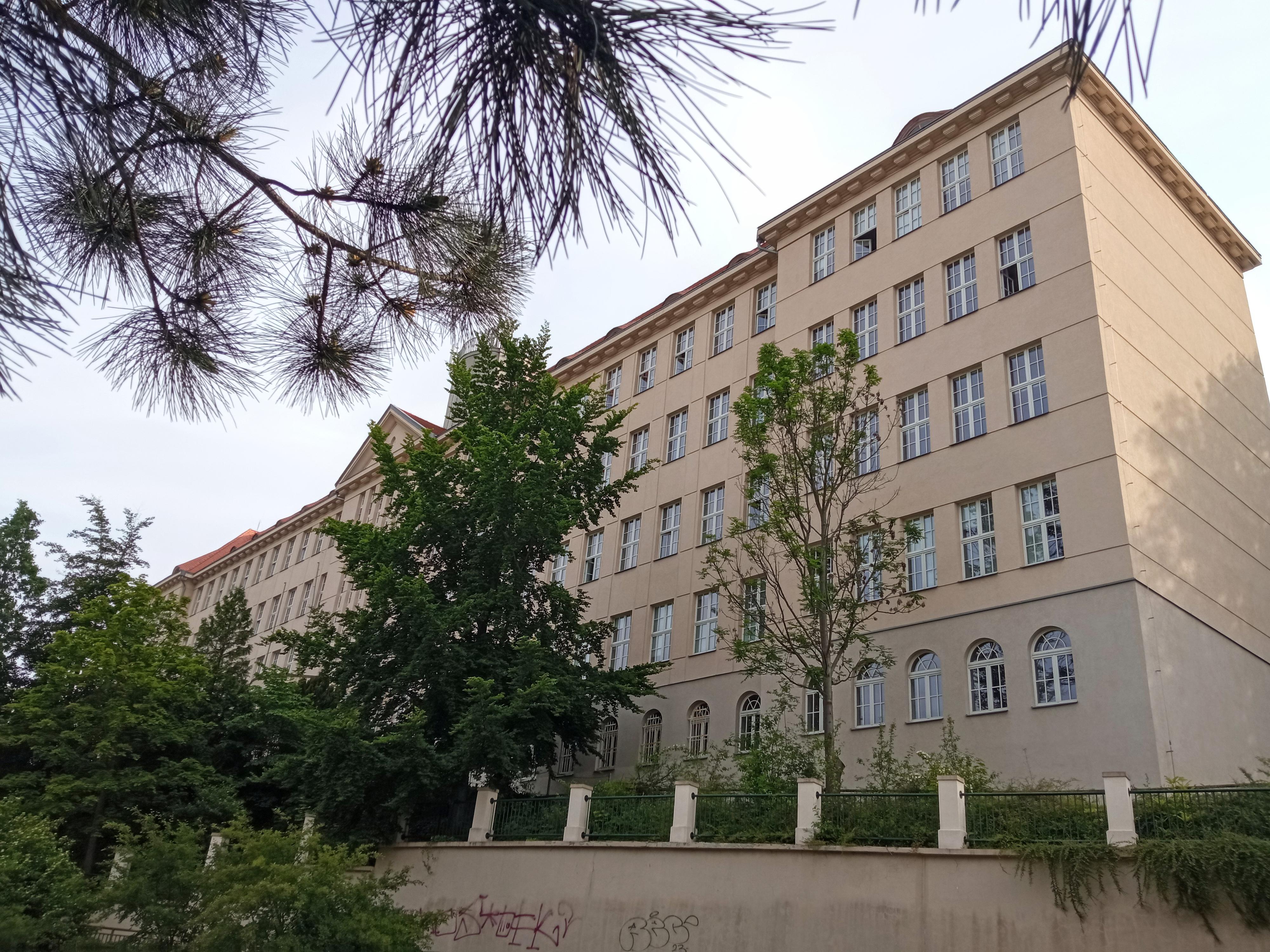 Vyšší odborná škola cestovního ruchu Karlovy Vary, Bezručova foto 2