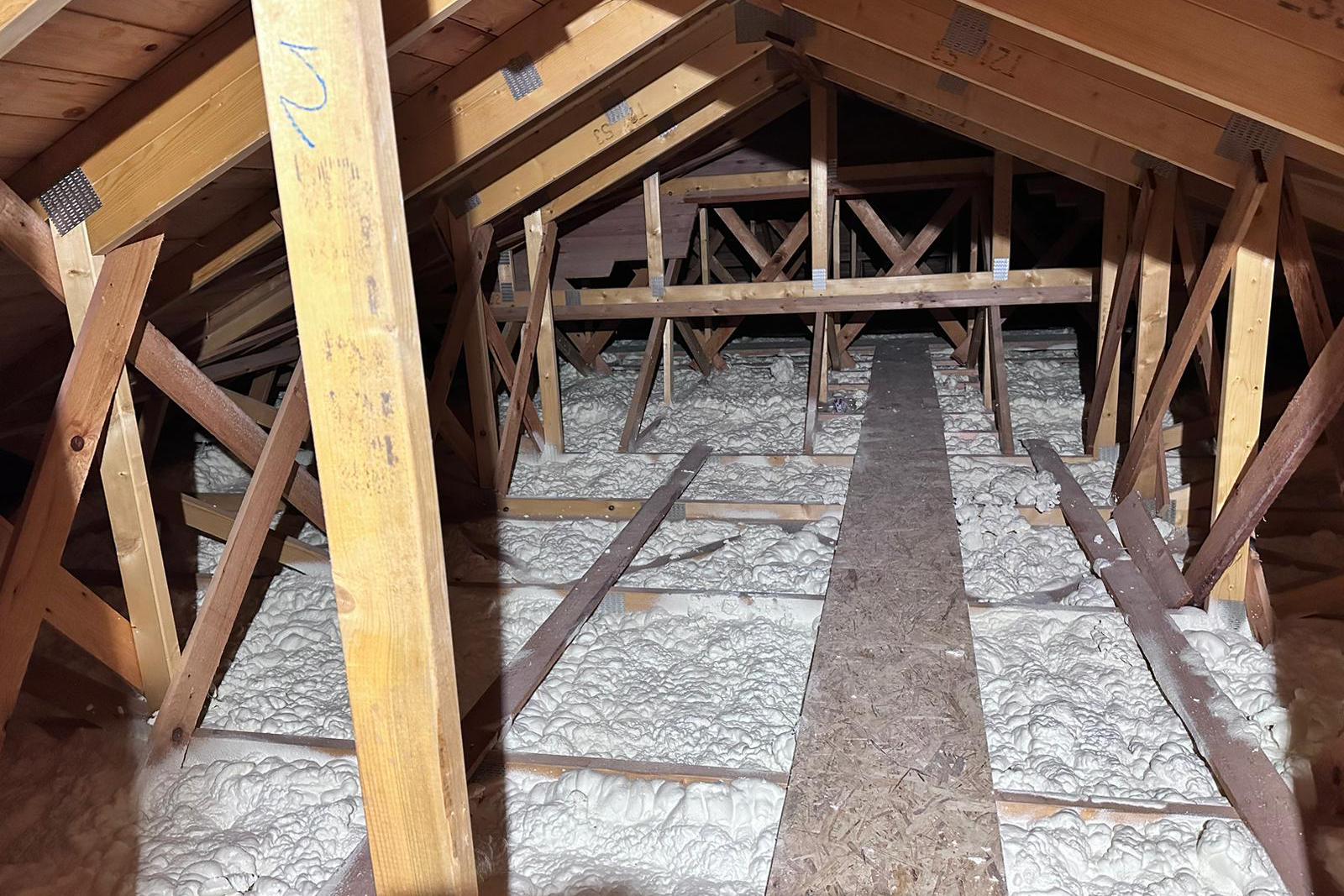 Foukaná izolace - zateplení stropu