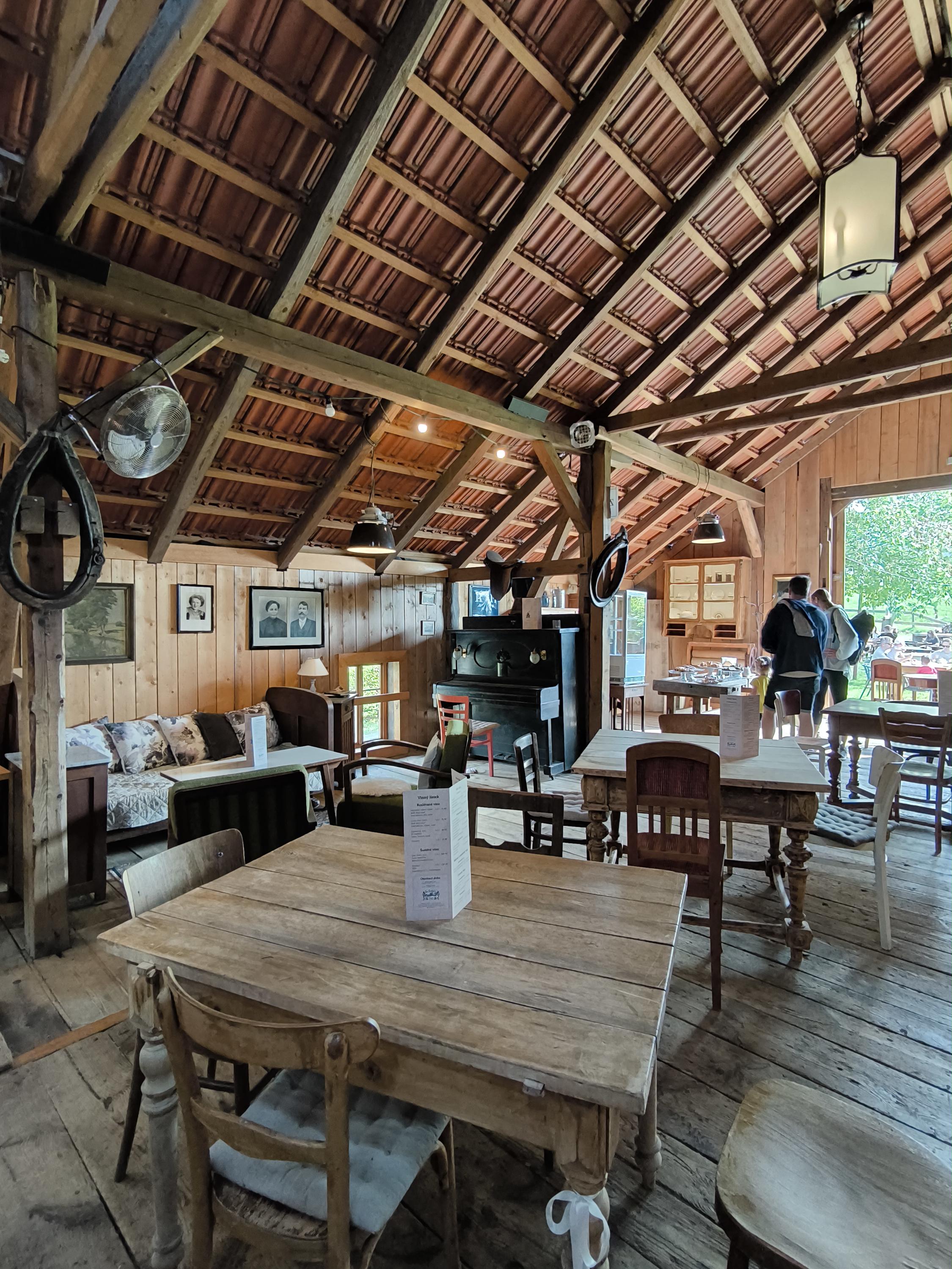 Café Tyjátr - kavárna ve stodole foto 2