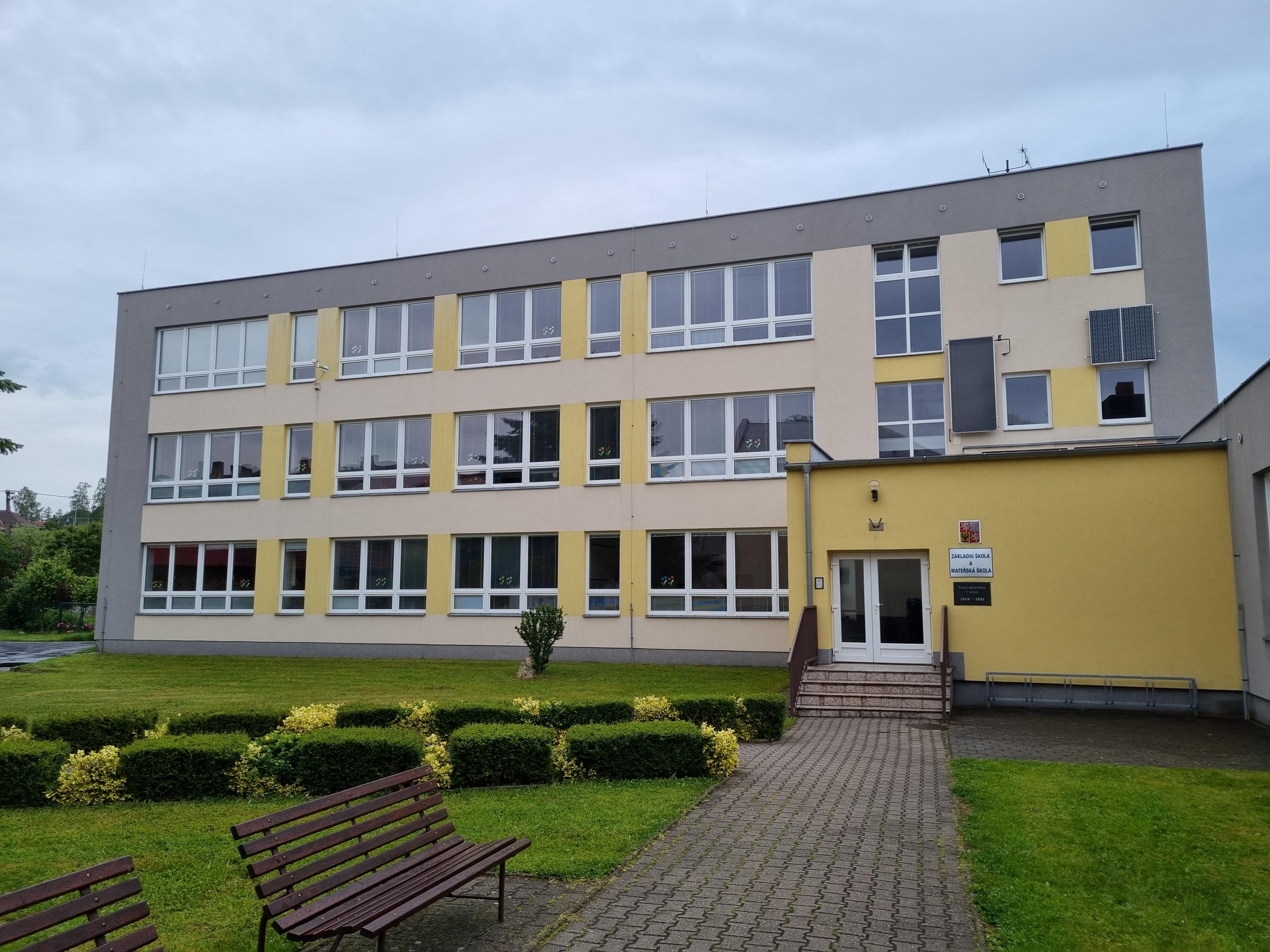Základní škola a Mateřská škola Habry foto 2