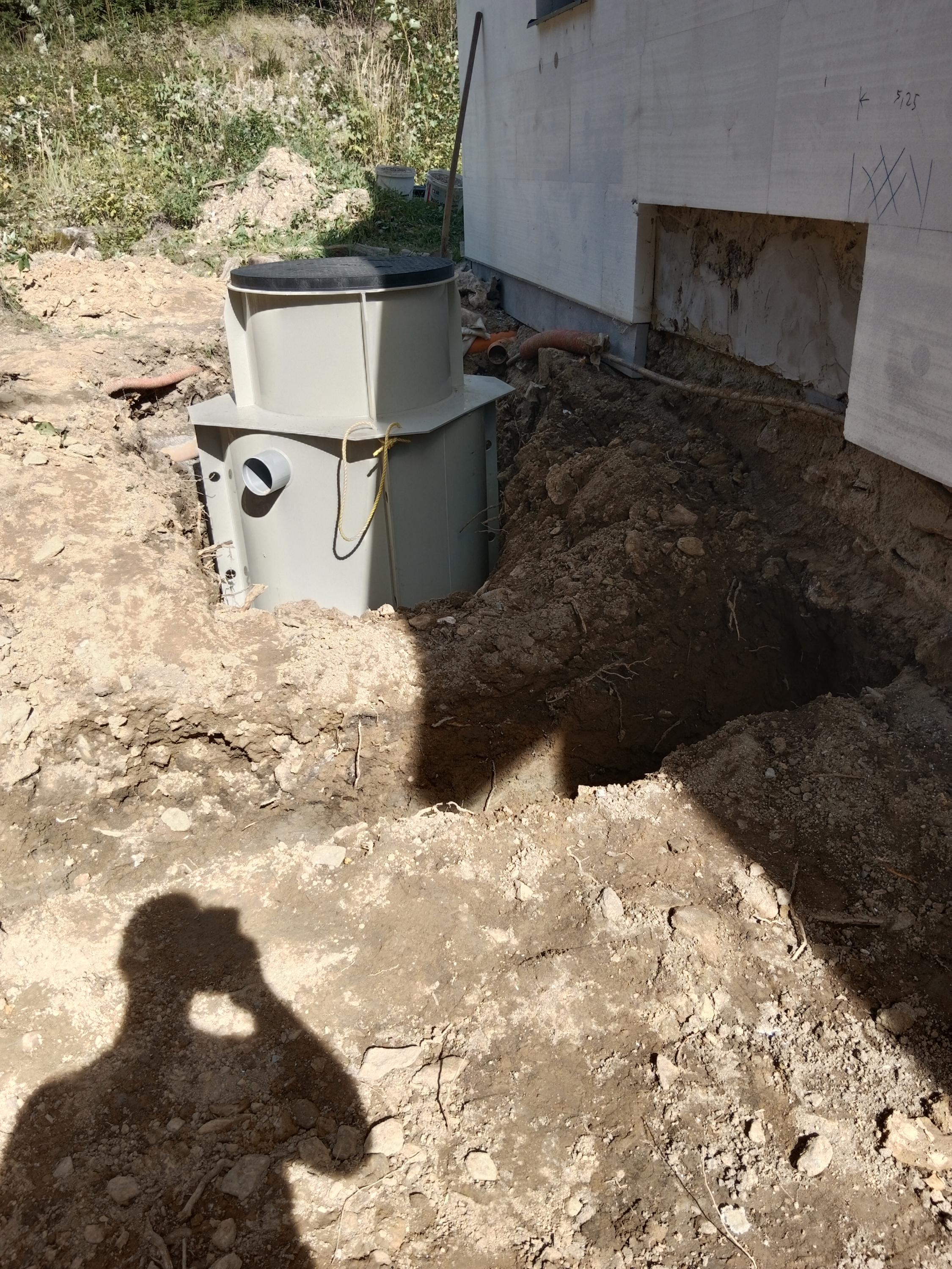 Robin Mihule zemní výkopové práce minibagrem foto 6