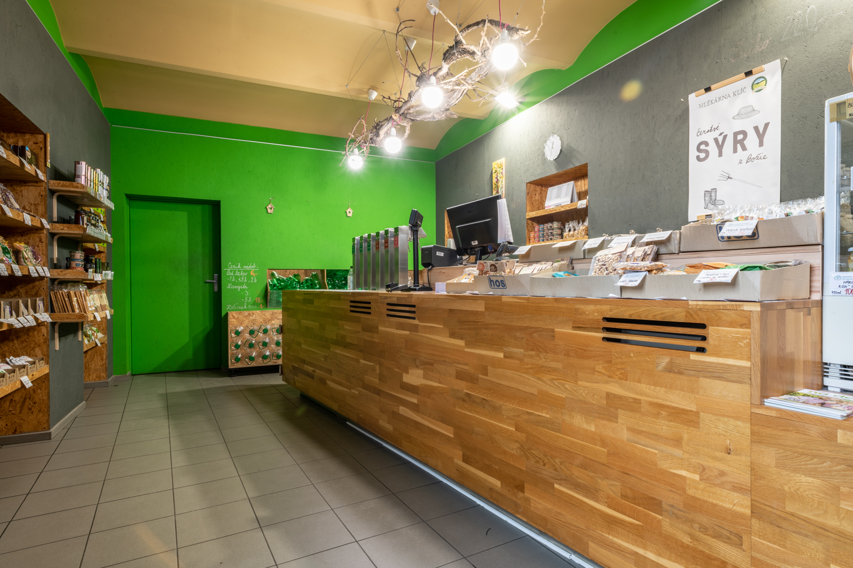 Znovín Zojmo - Prodejna lahvových a sudových vín foto 3