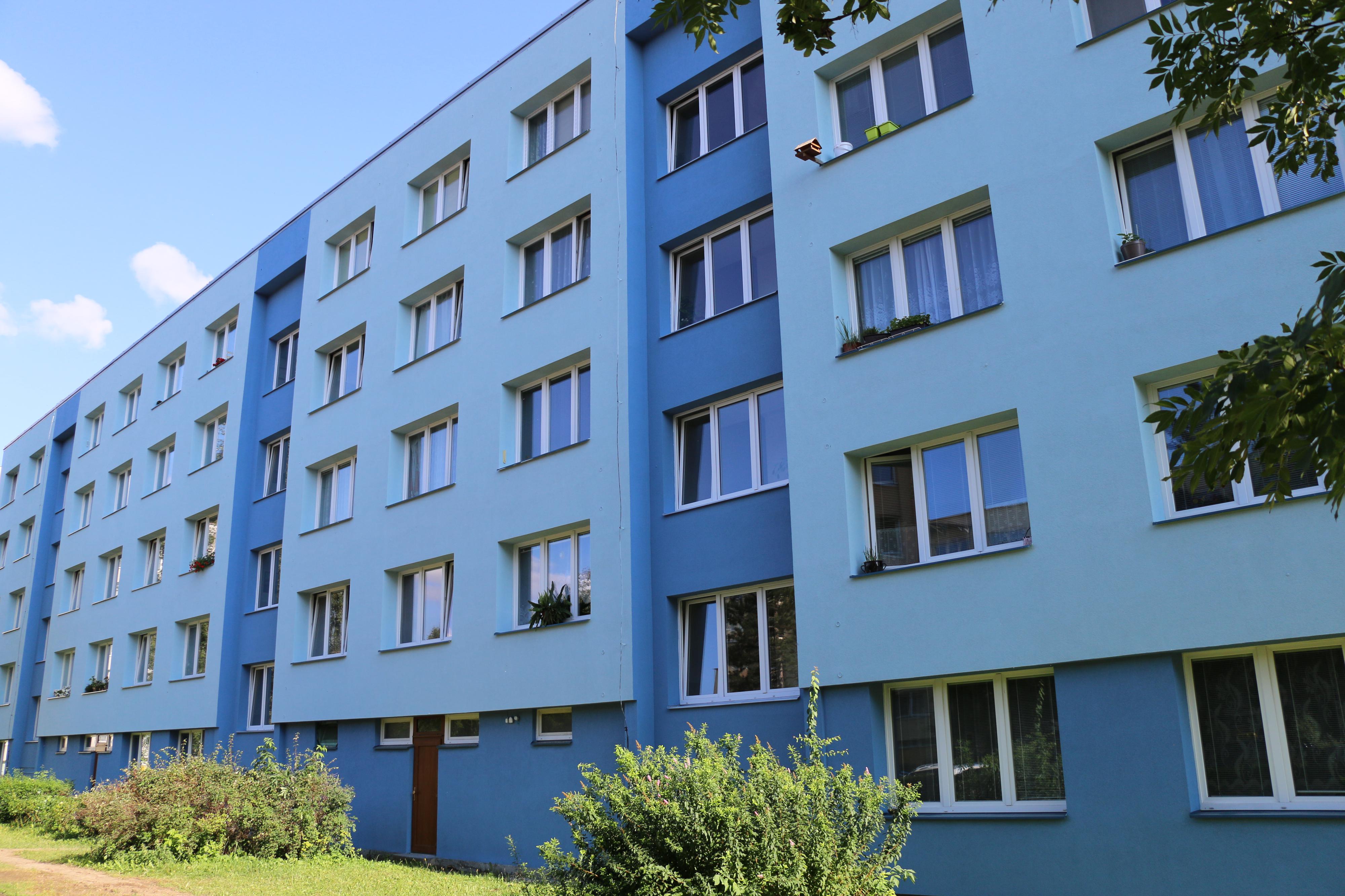 Nátěry fasád panelových domů z plošin i z lešení.