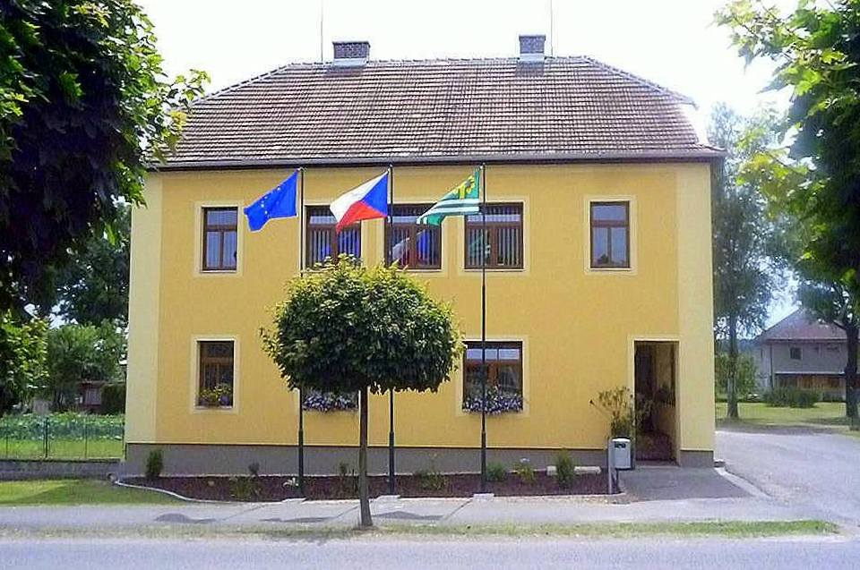 Obecní knihovna Lužec nad Cidlinou foto 2