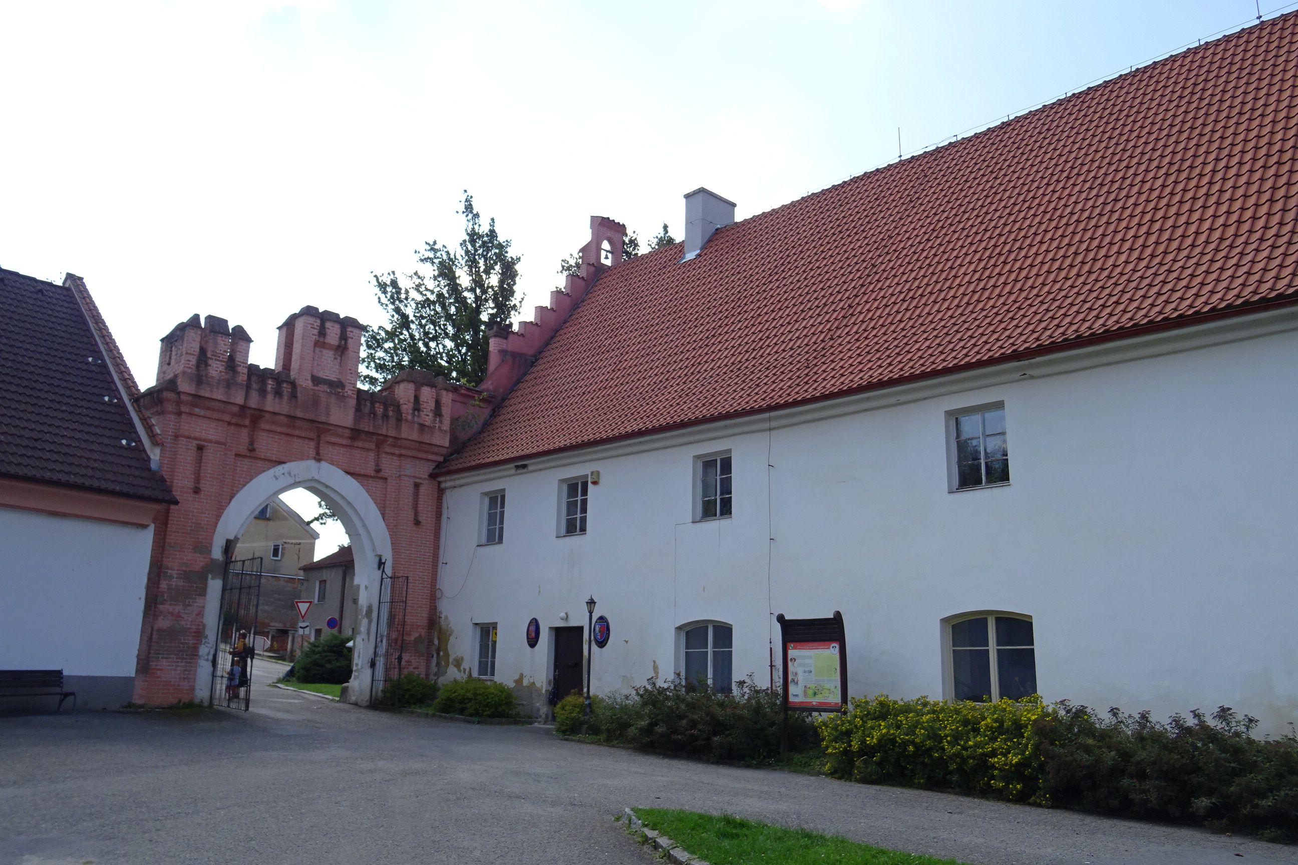 Vrchotovy Janovice - úřad městyse foto 3