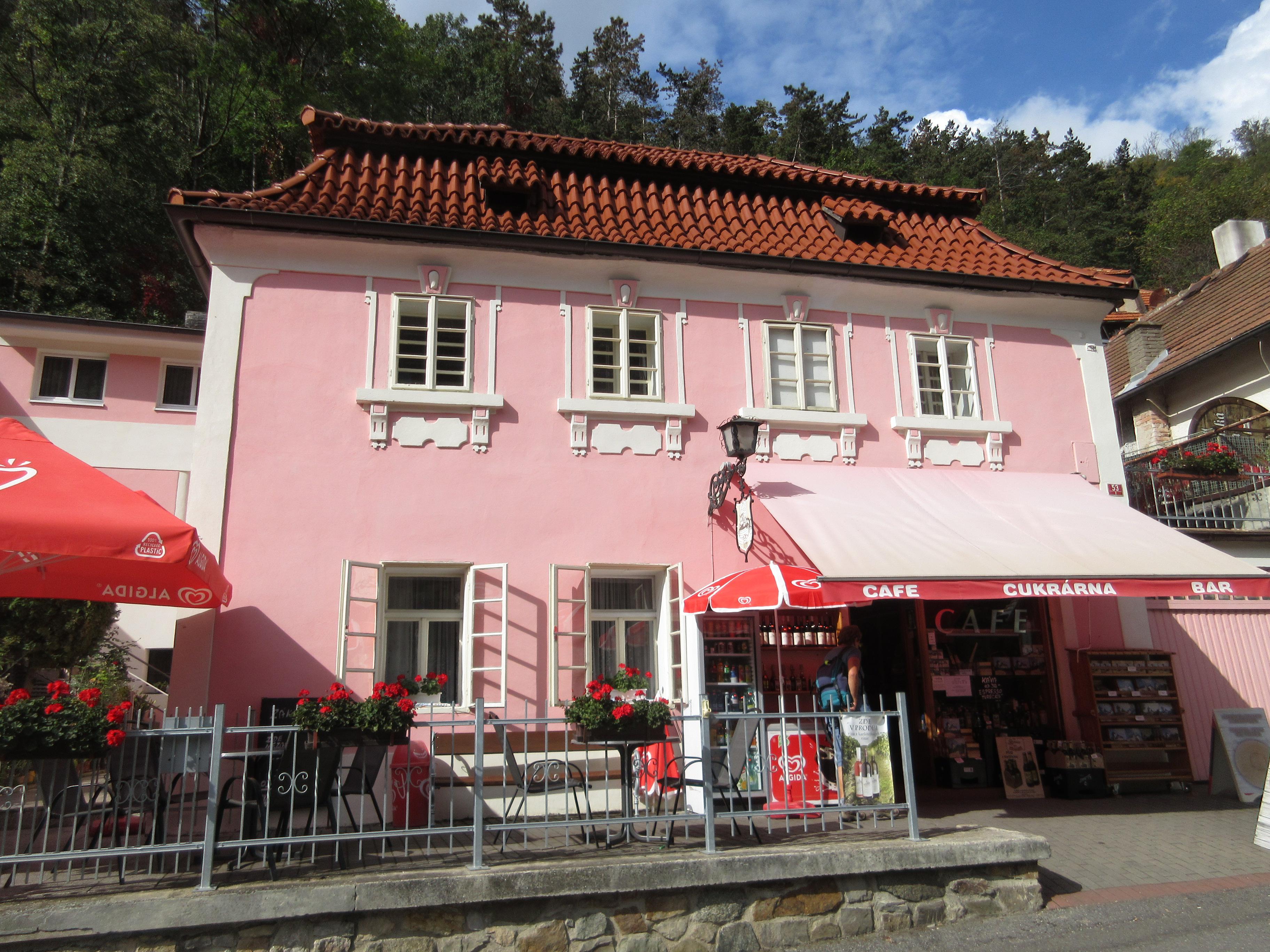 Cukrárna naproti domu hodin foto 3