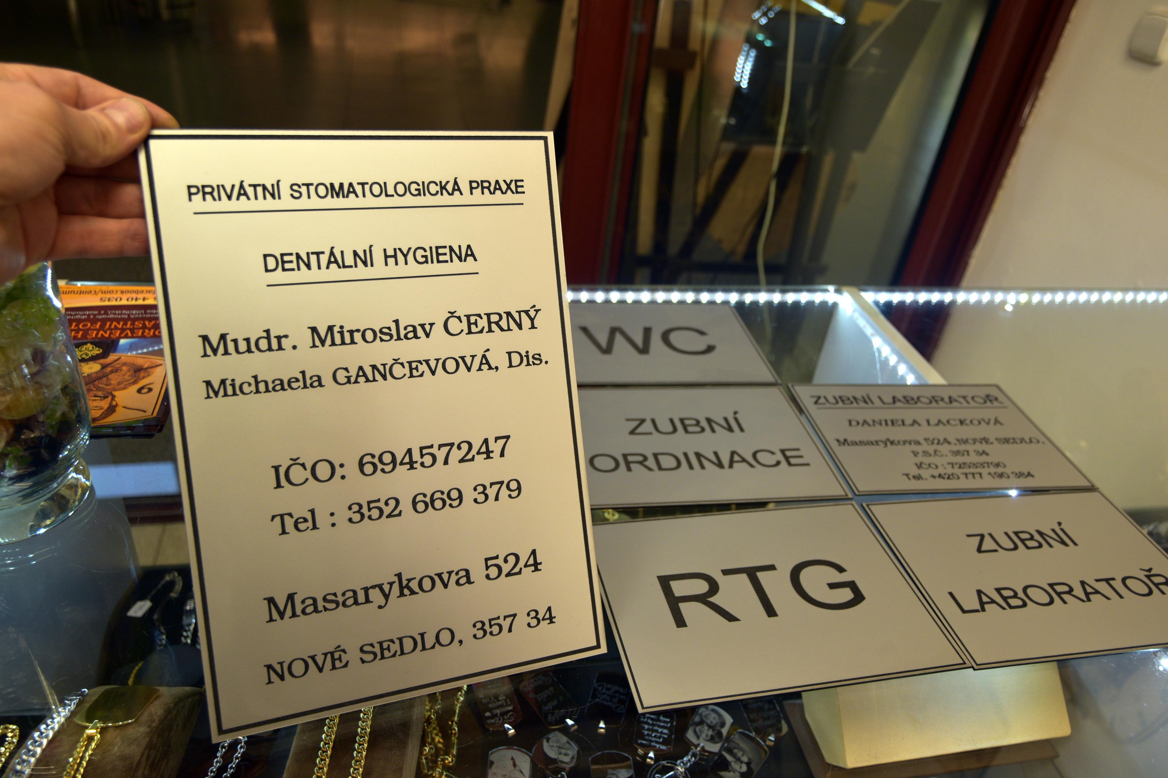Gravírování štítků – cedule