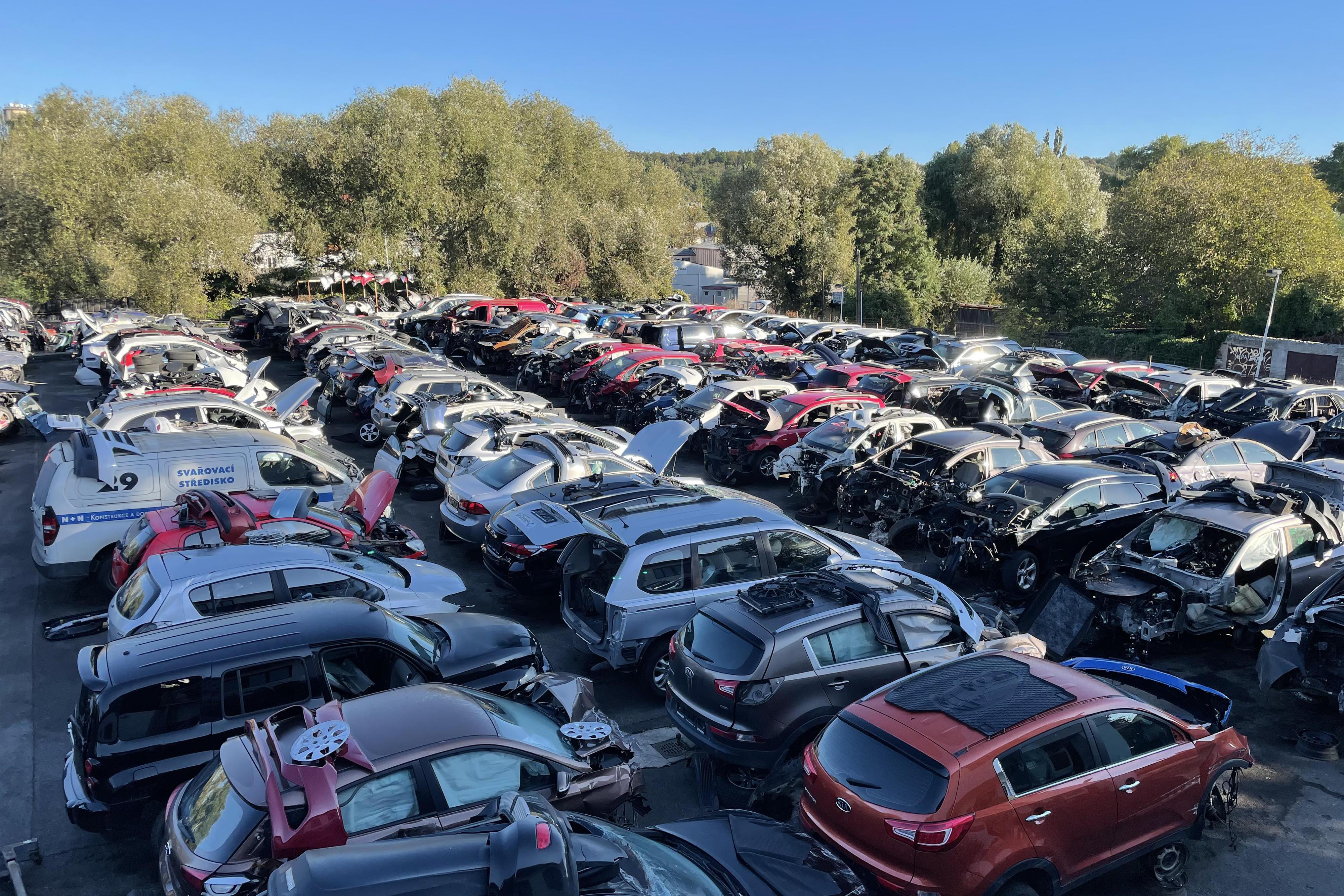 Autovrakoviště korejských vozů - Václav Louša