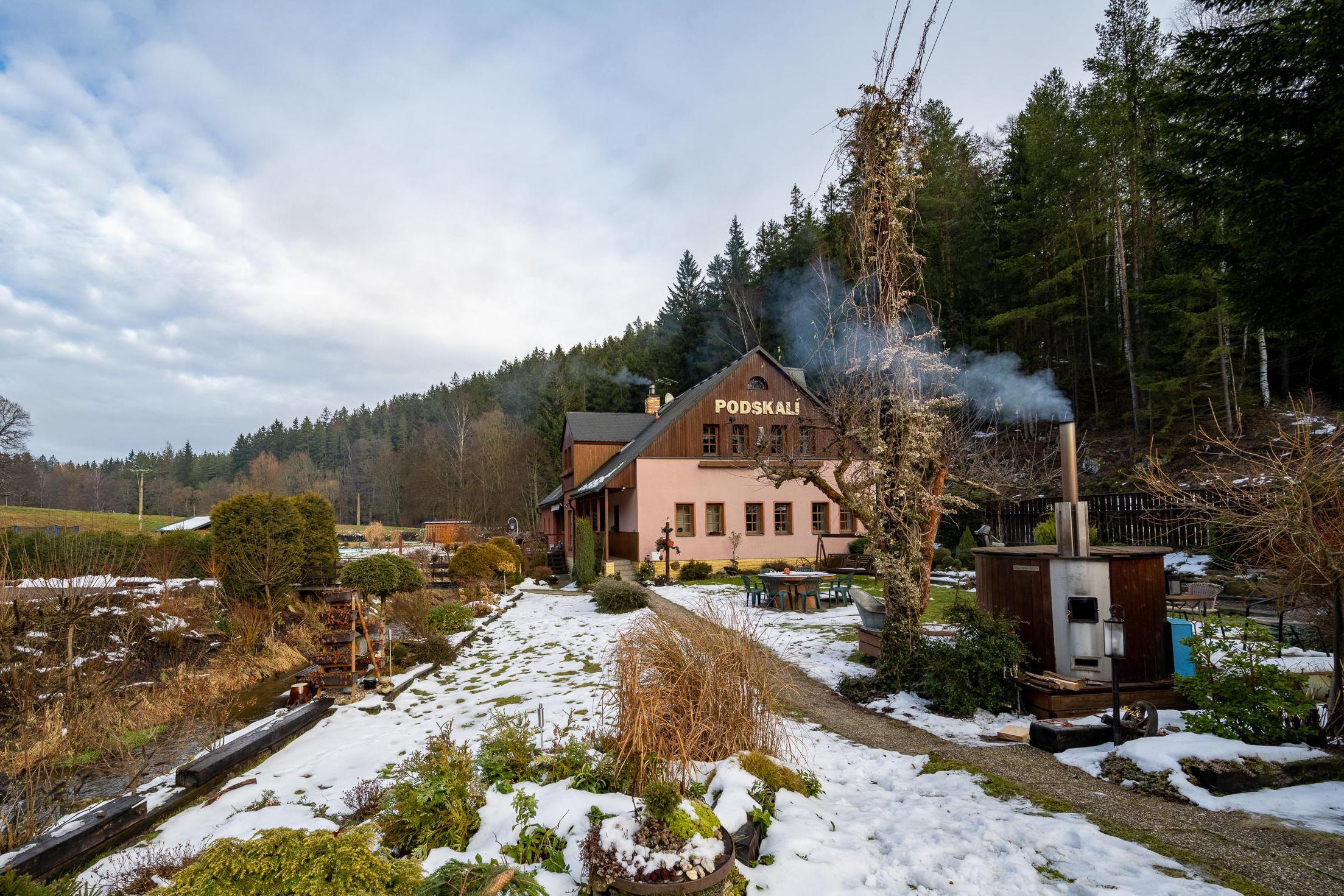 Horký venkovní koupací sud