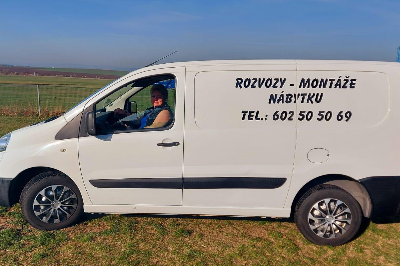 Autodoprava a montáž nábytku u pomníku