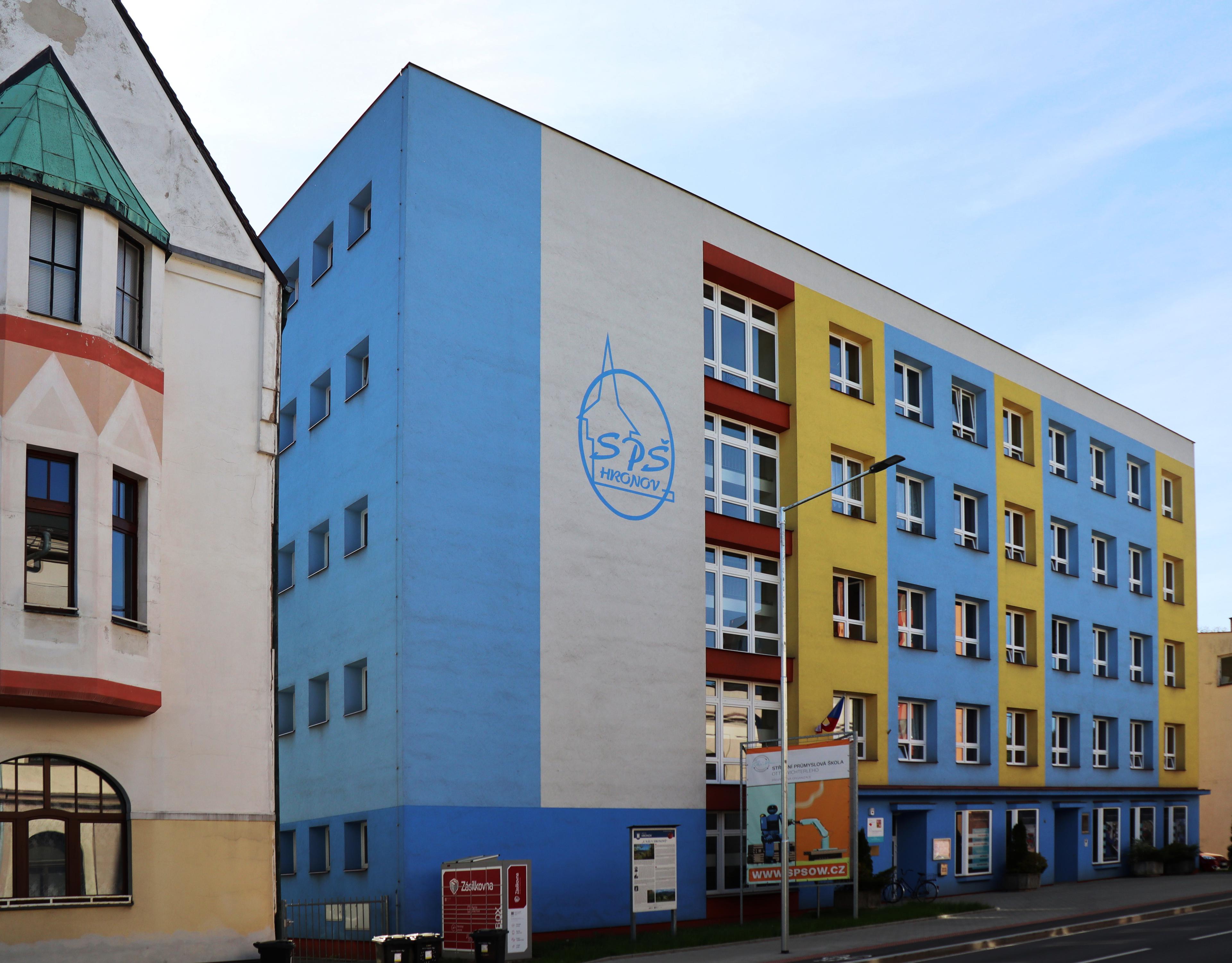 Střední průmyslová škola Otty Wichterleho (centrum elektrotechnických a strojírenských technologií) foto 2