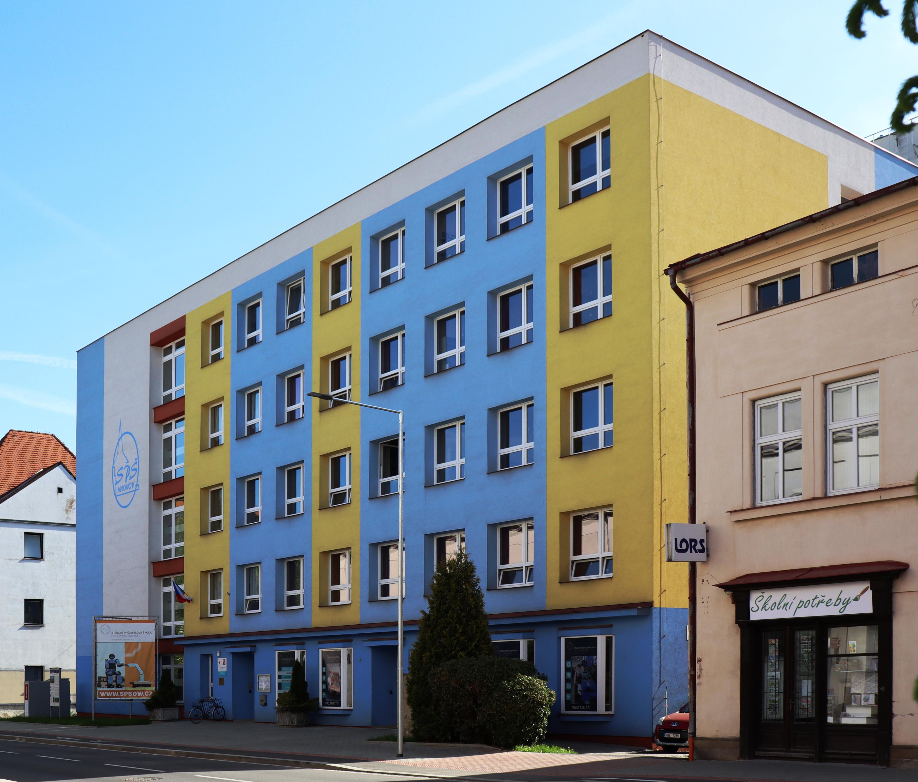 Střední průmyslová škola Otty Wichterleho (centrum elektrotechnických a strojírenských technologií) foto 3