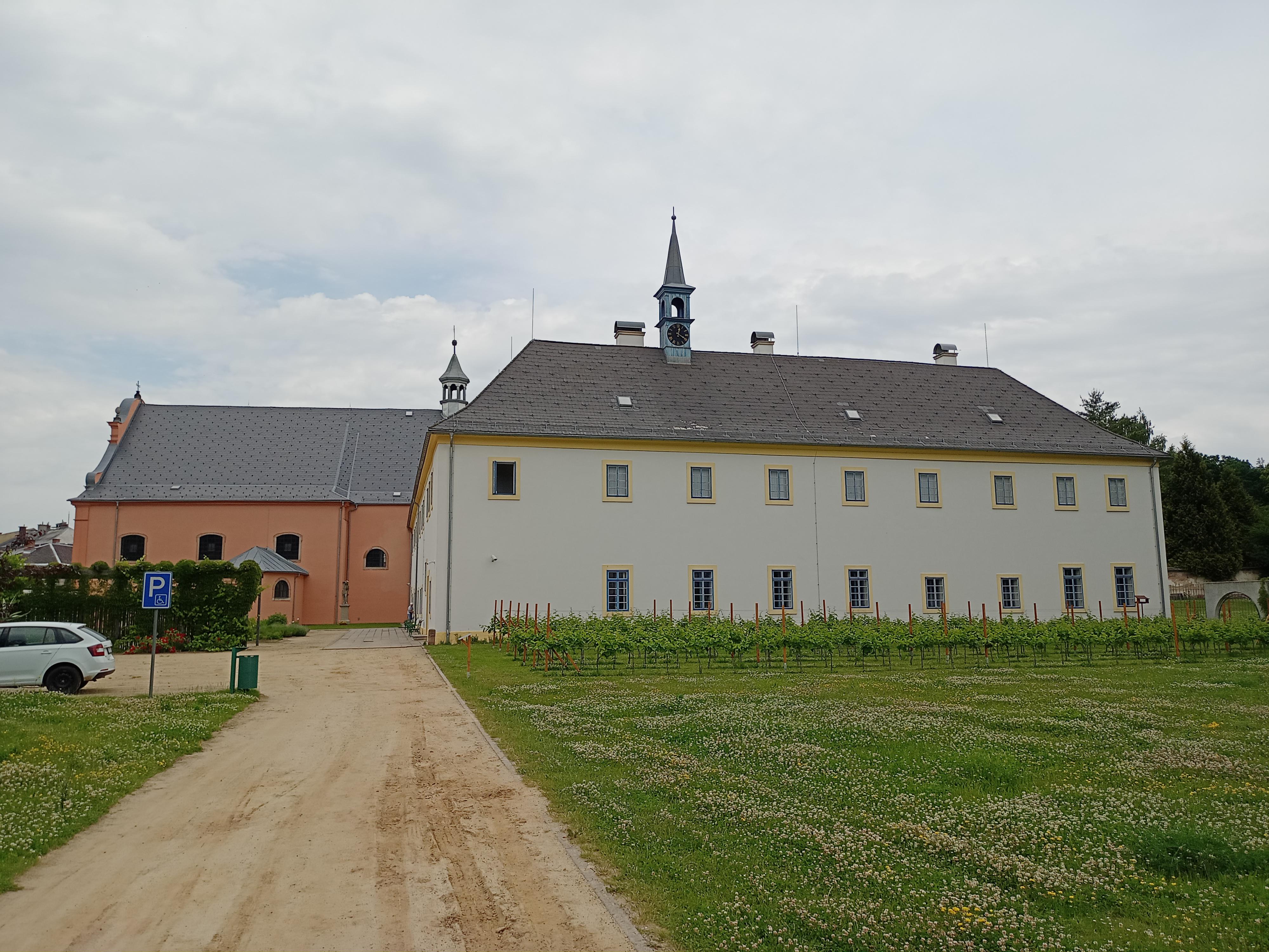 Františkánský klášter Hostinné foto 2