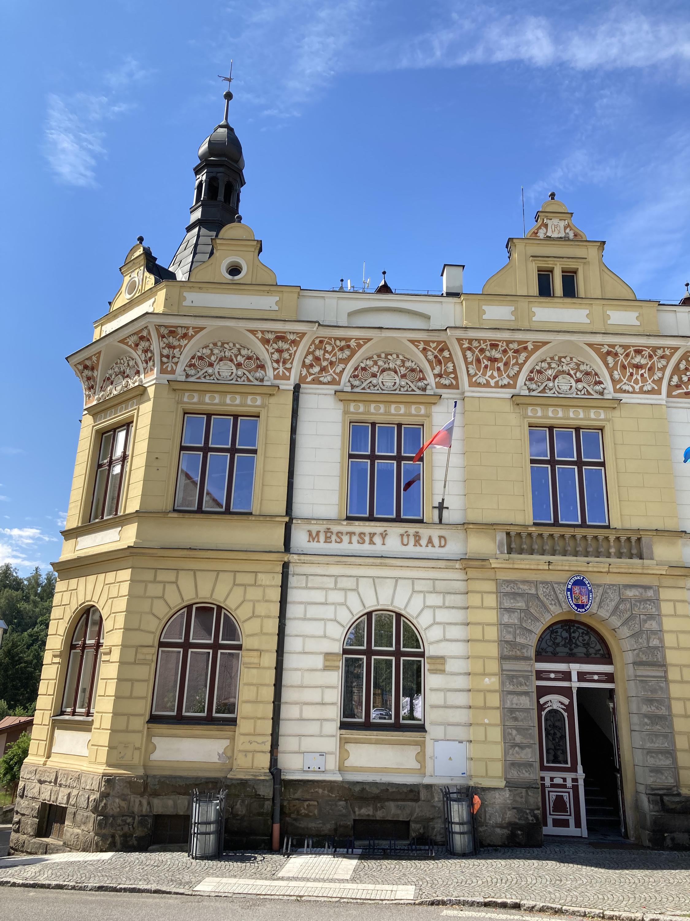 Rovensko pod Troskami - městský úřad foto 2