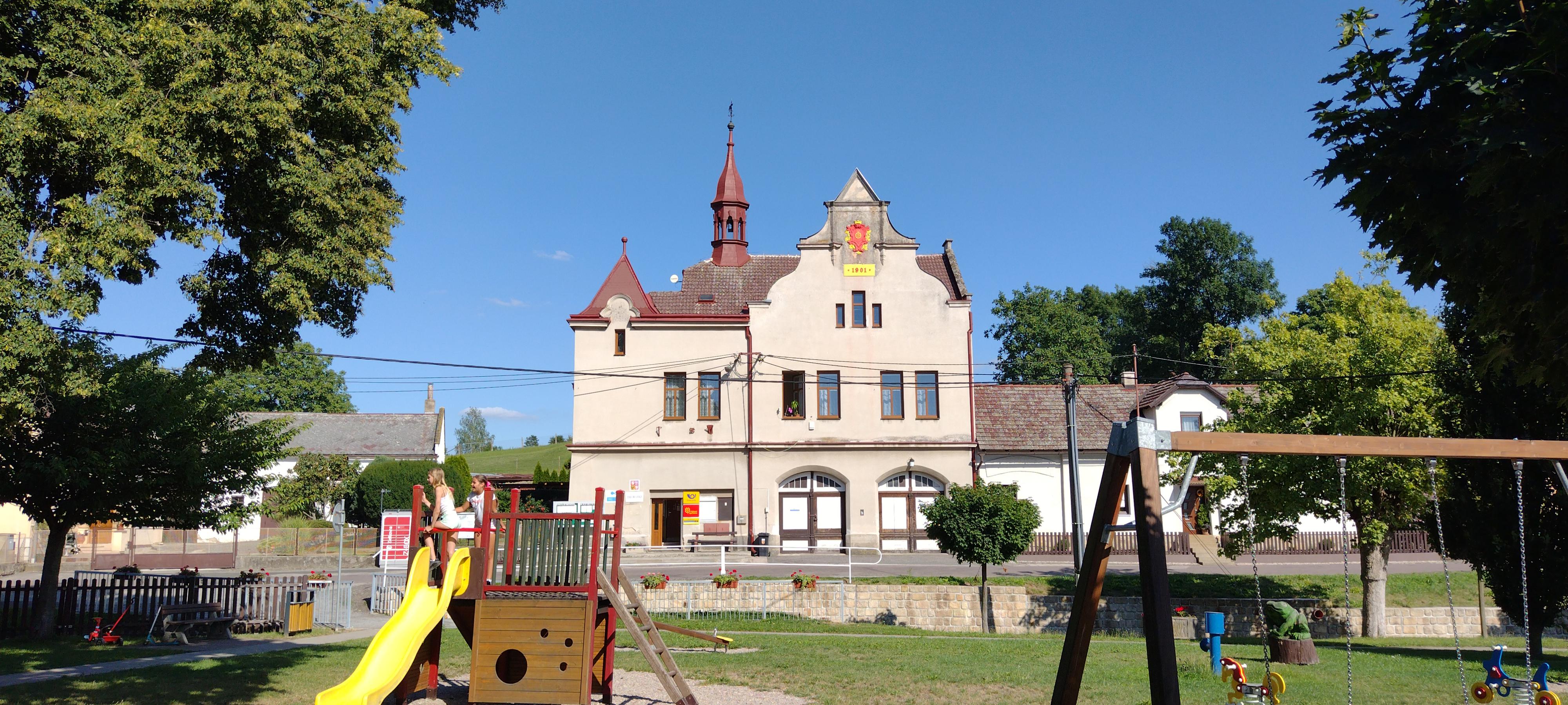 Choustníkovo Hradiště - úřad městyse foto 2