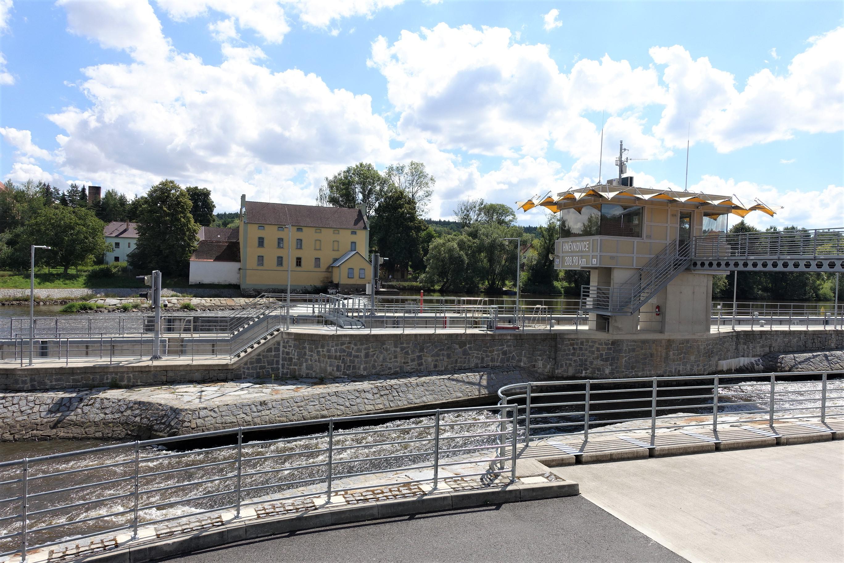 Plavební komora Hněvkovice jez