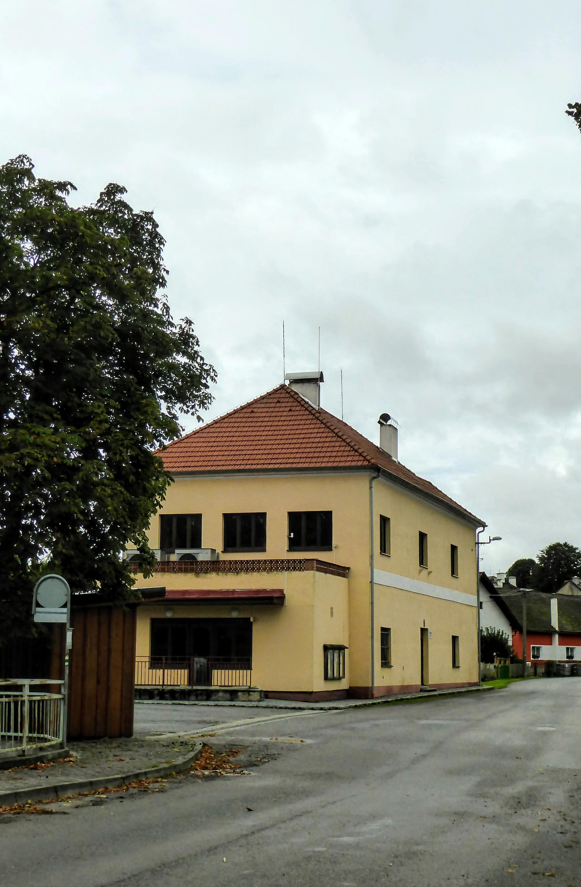 Ježovy - obecní úřad foto 4