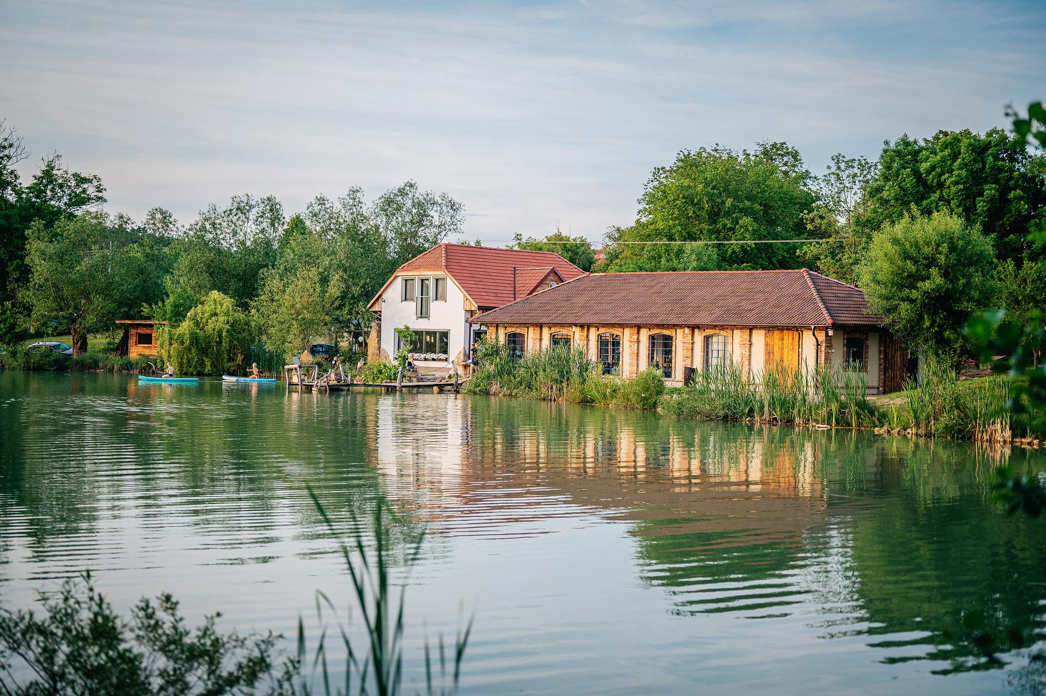 Svatba na rybníku foto 1