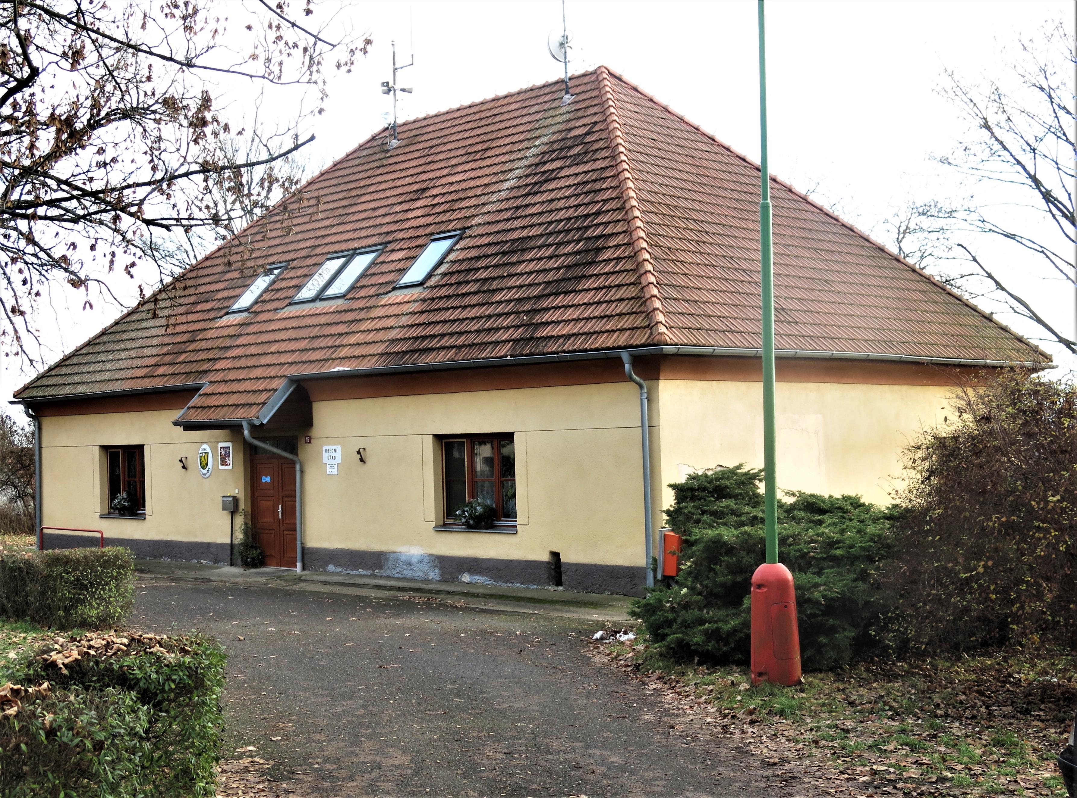 Krakovany - obecní úřad foto 1