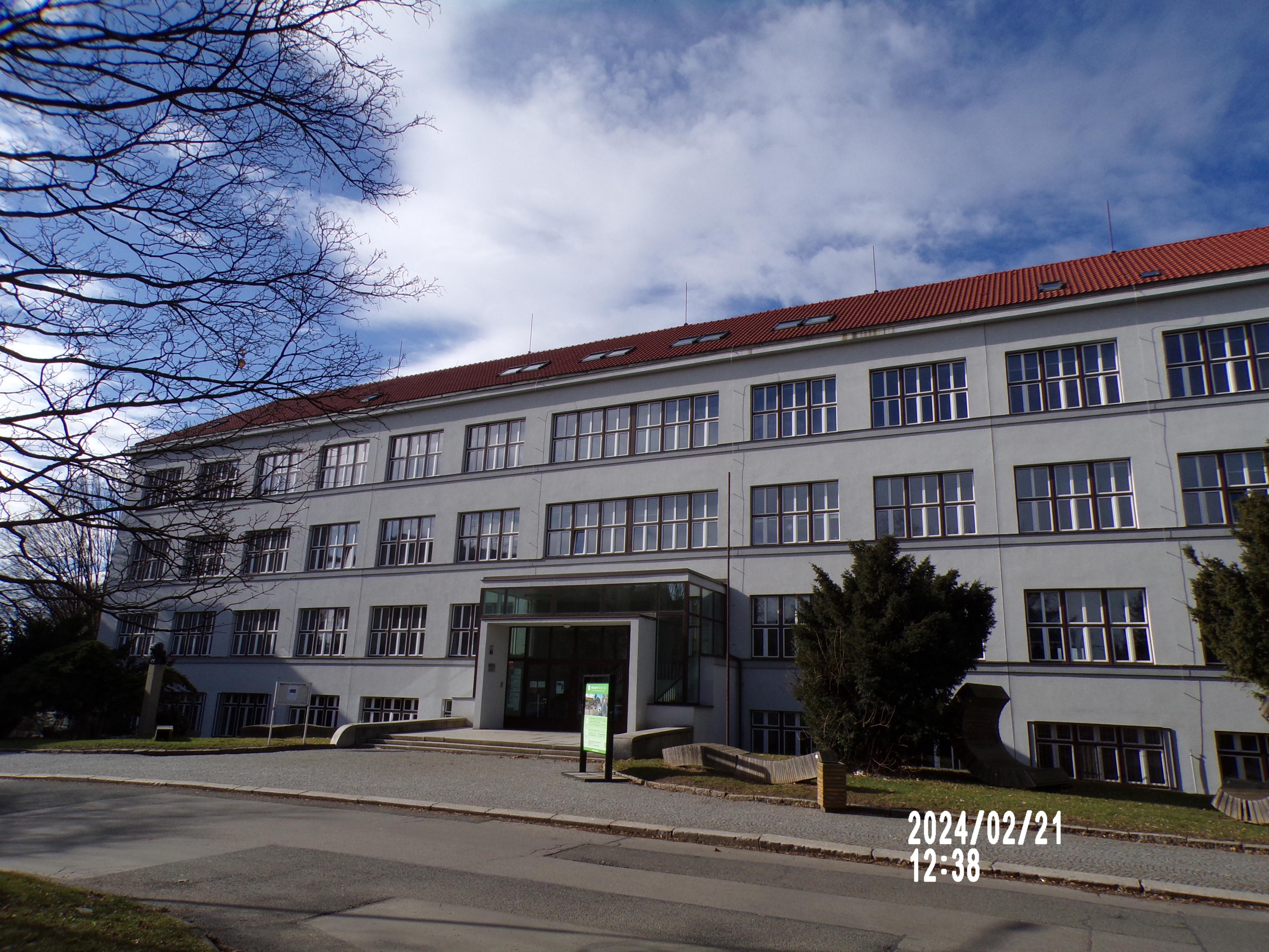 Gymnázium,  Říčany, Komenského náměstí foto 3