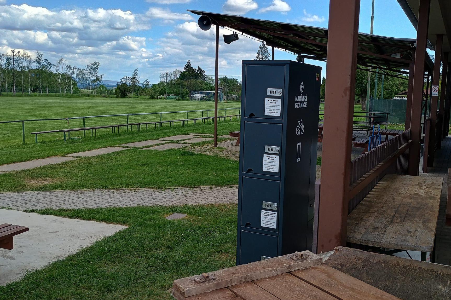 Nabíjecí stanice pro elektrokola a mobilní zařízení