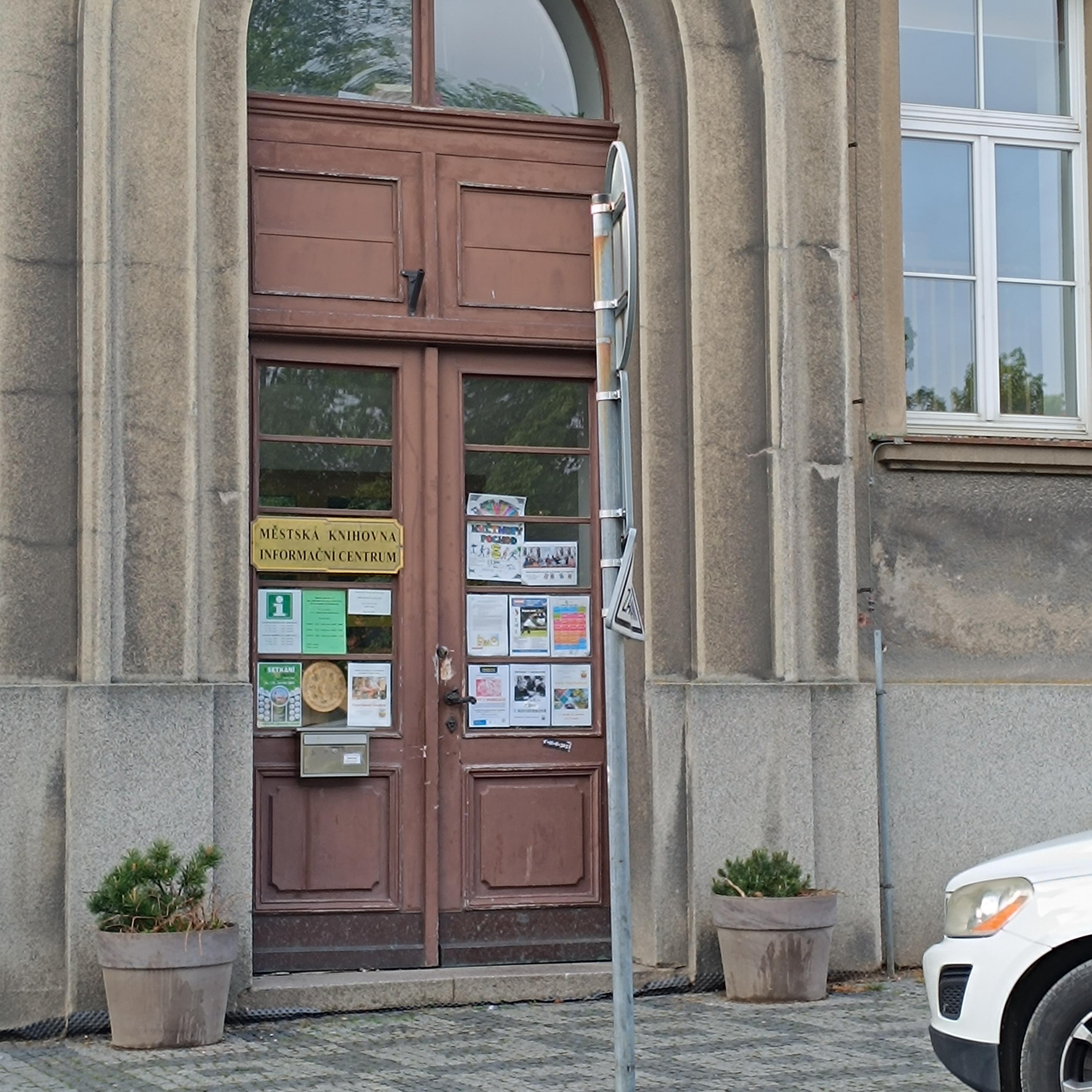 Městská knihovna v Kostelci nad Černými Lesy foto 2