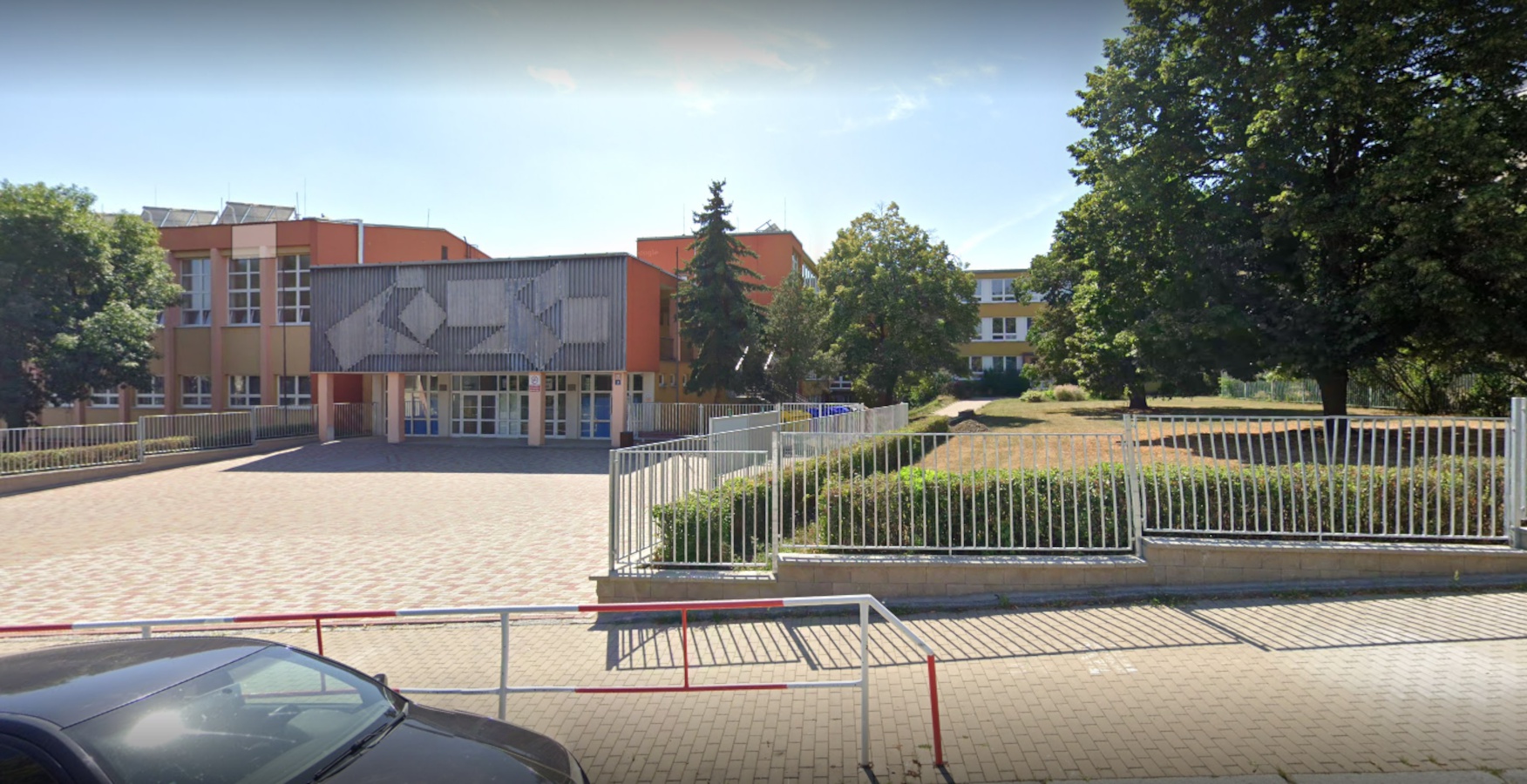 ZŠ U Roháčových kasáren foto 2