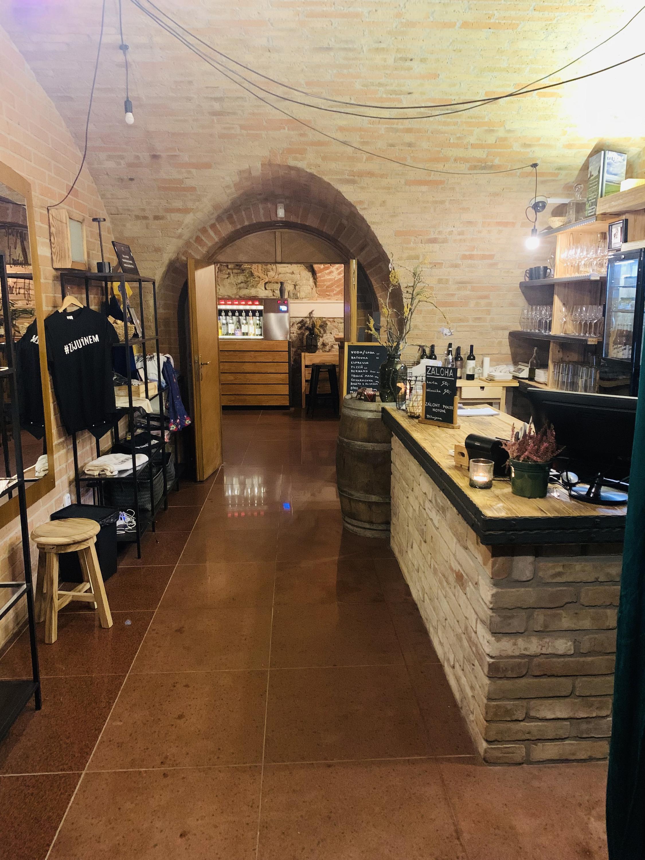 Klášterní vinný bar ZiJUViNEM foto 2