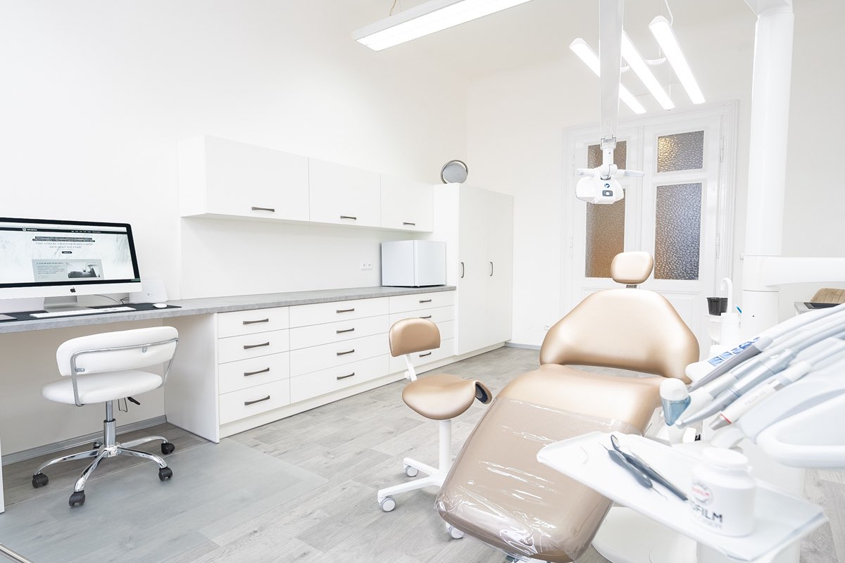 Dentální hygiena Andrea Malúšová DiS - VARYDENTAL