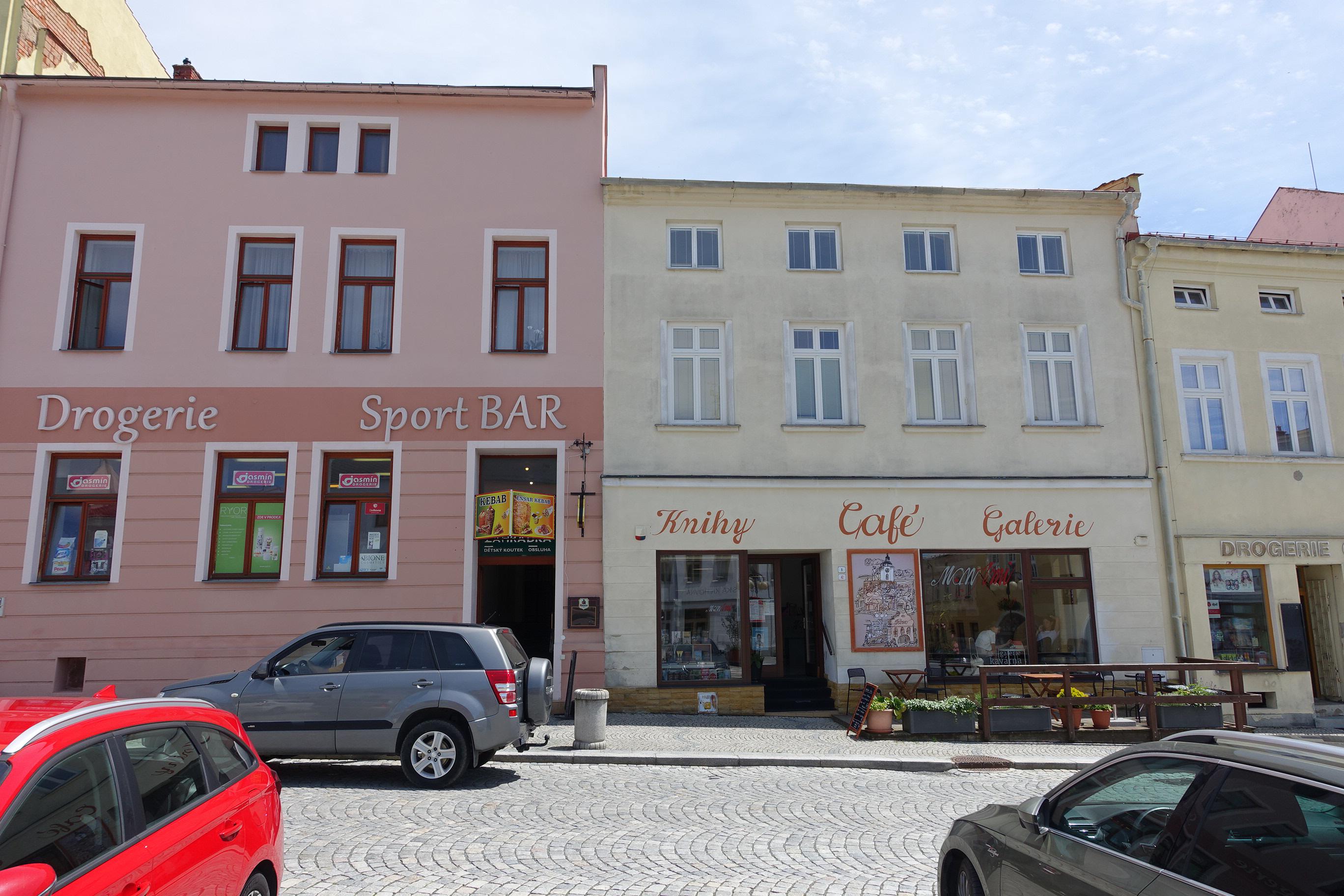 MONAMI knihy, galerie, kavárna foto 5