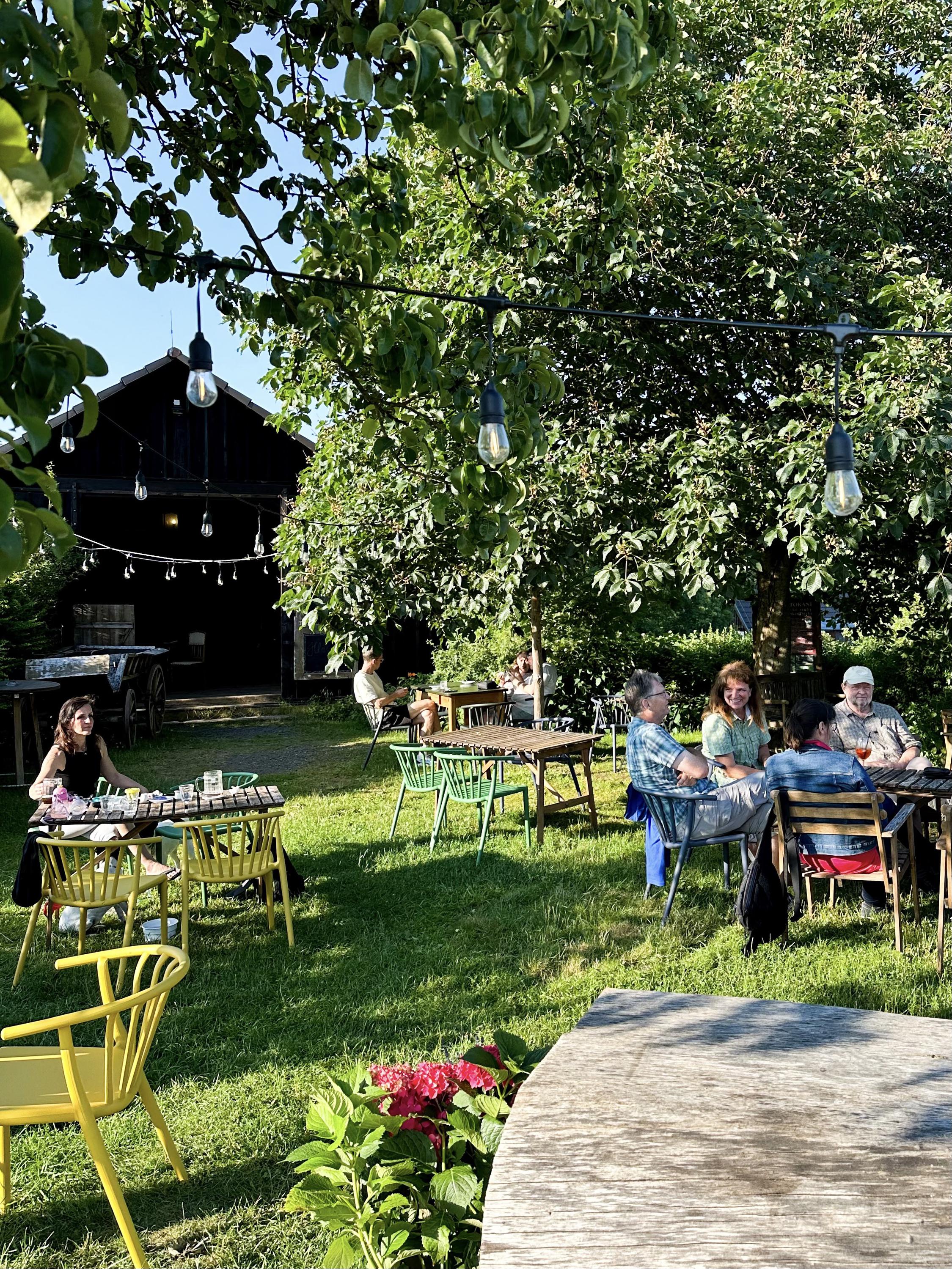 Café Tyjátr - kavárna ve stodole foto 2