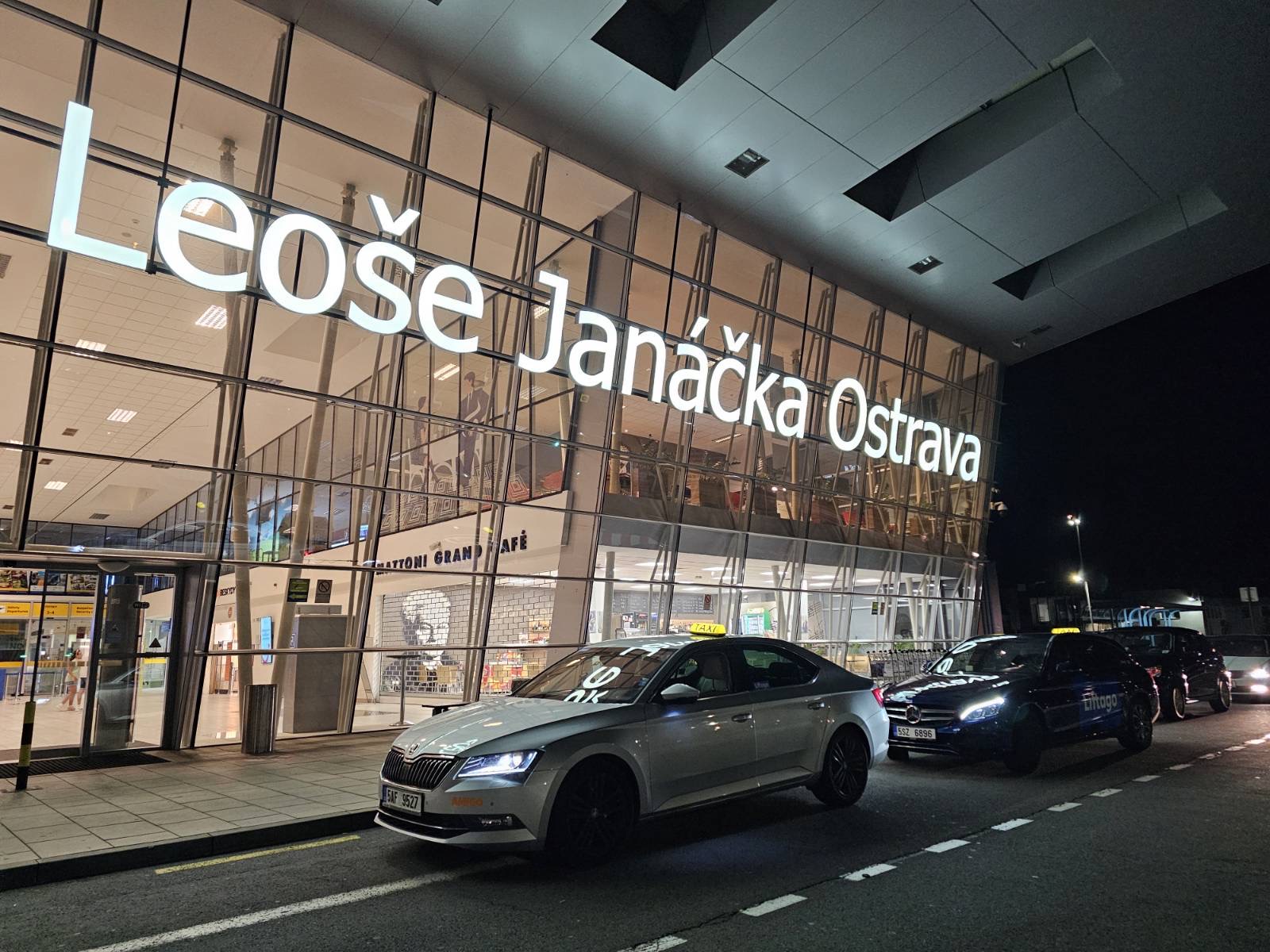 AIRPORTS TAXI MINIBUS 7+1 foto 5