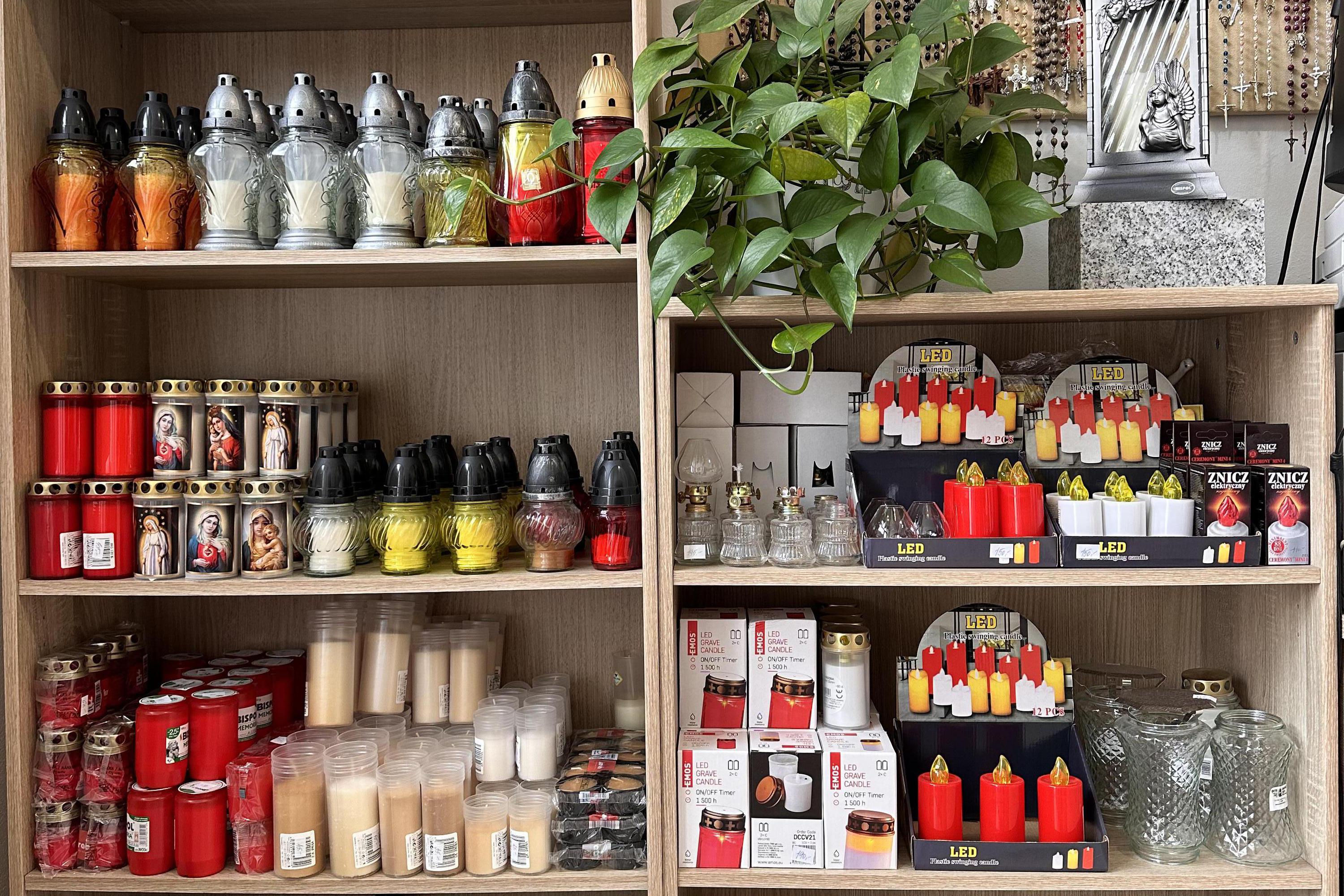 Svíčky, svítilny a stínítka.