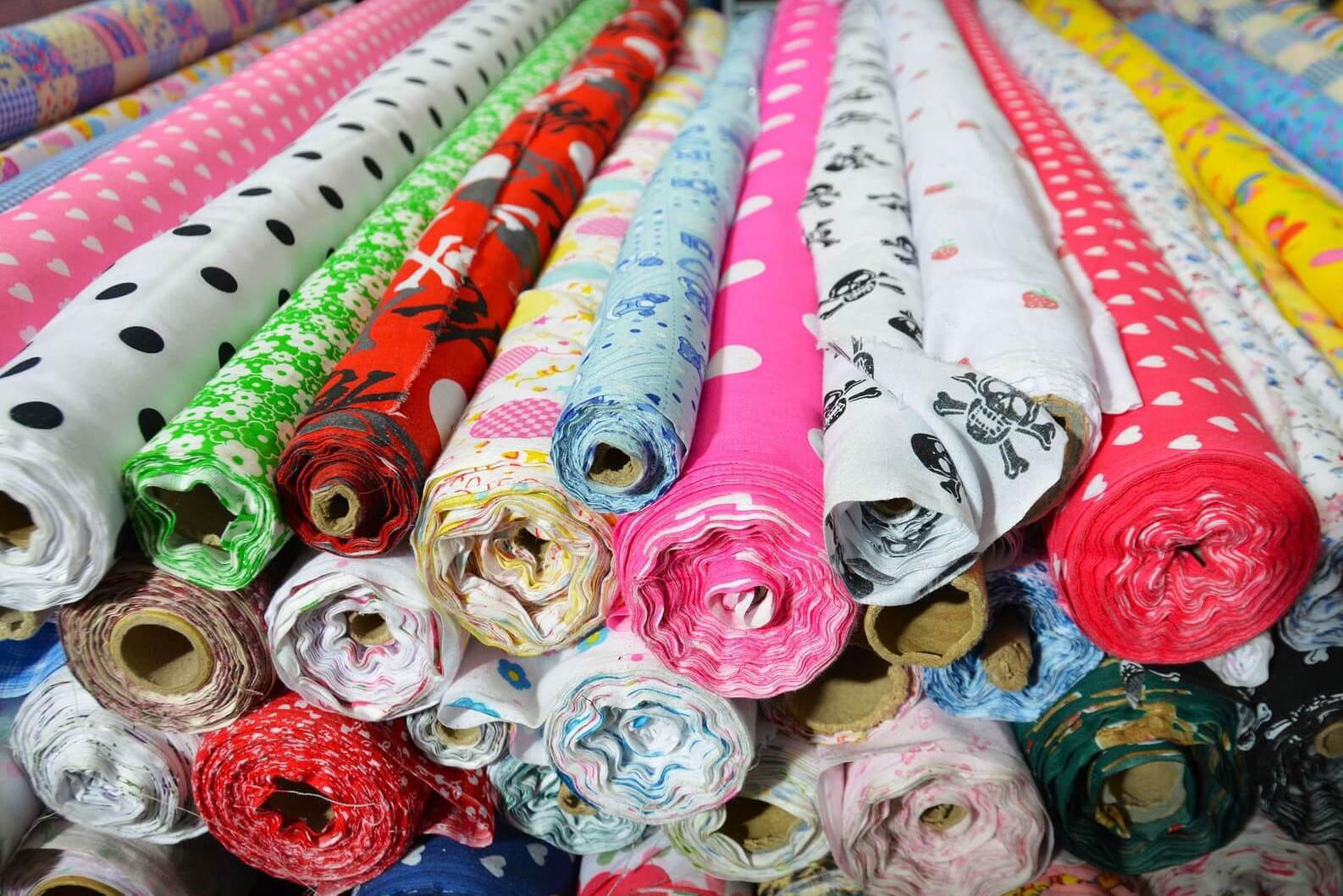 Bavlněné látky, úplety s potiskem a jiná metráž