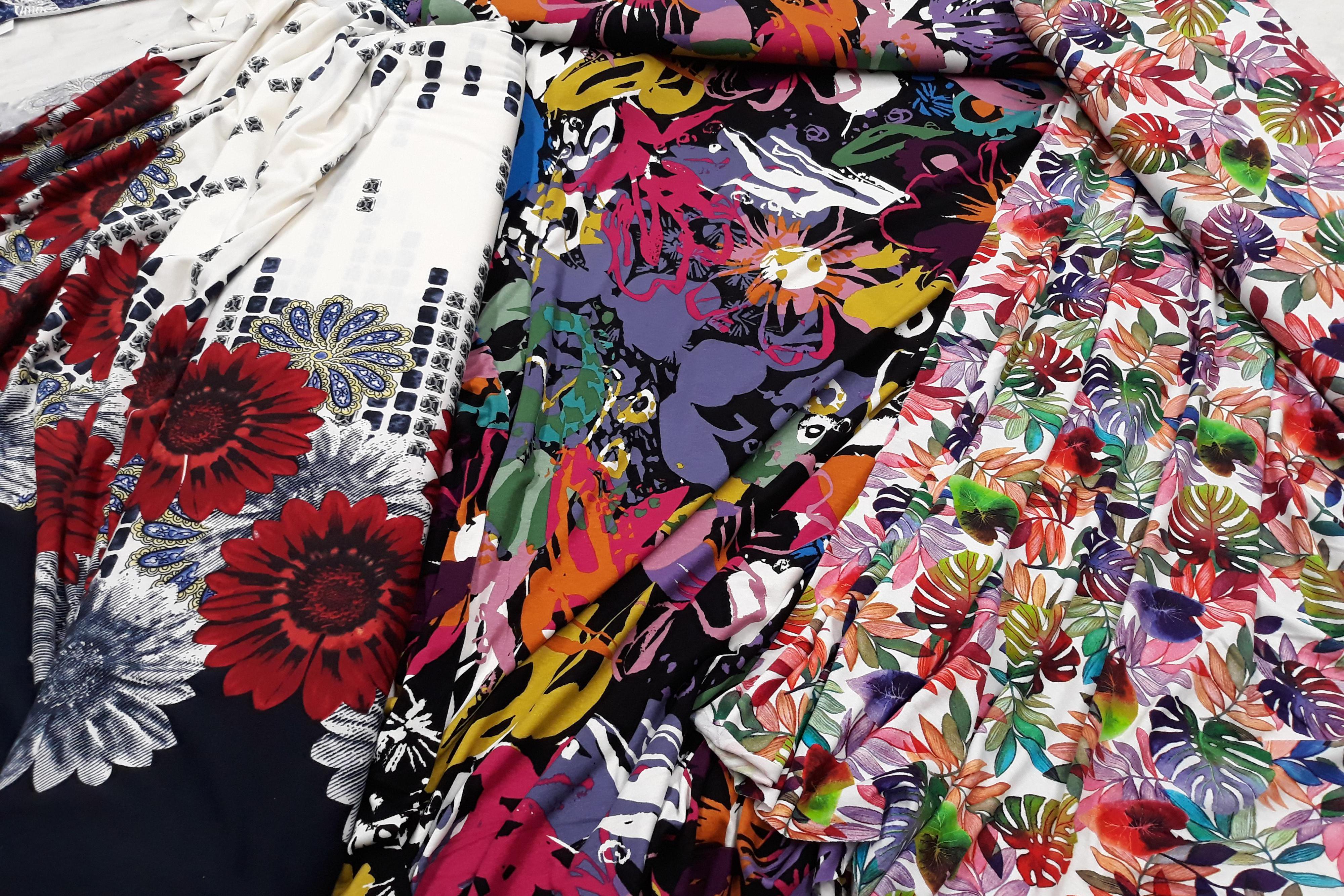 Úplety všeho druhu vzory i jednobarevné.